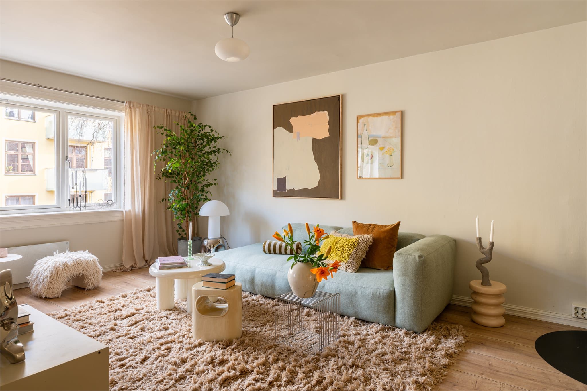 Lys og trivelig stue med god romfølelse og store vindusflater som slipper inn rikelig med dagslys.