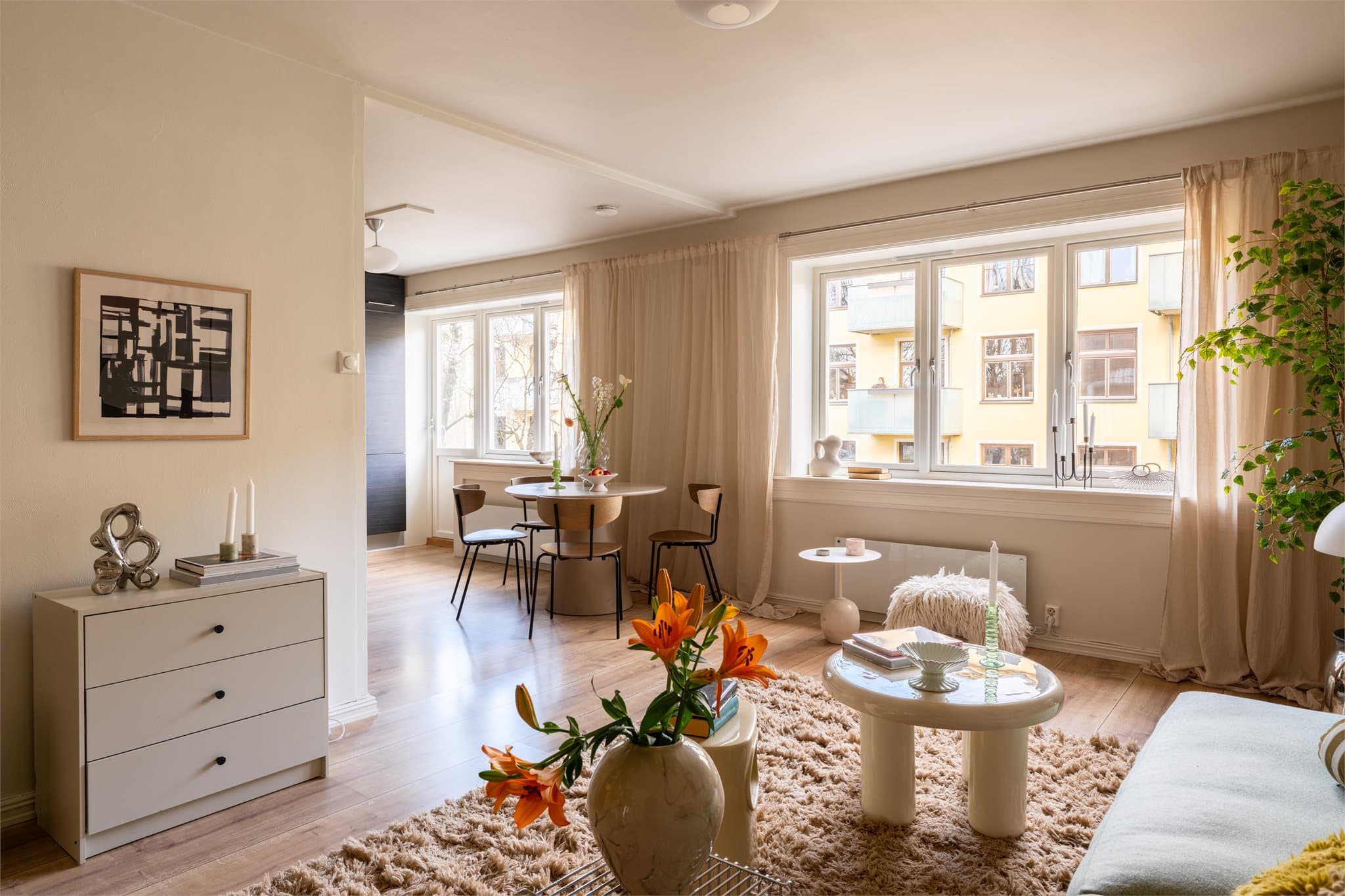 Romslig stue i åpen løsning med kjøkkenet, ideelt for sosiale sammenkomster.