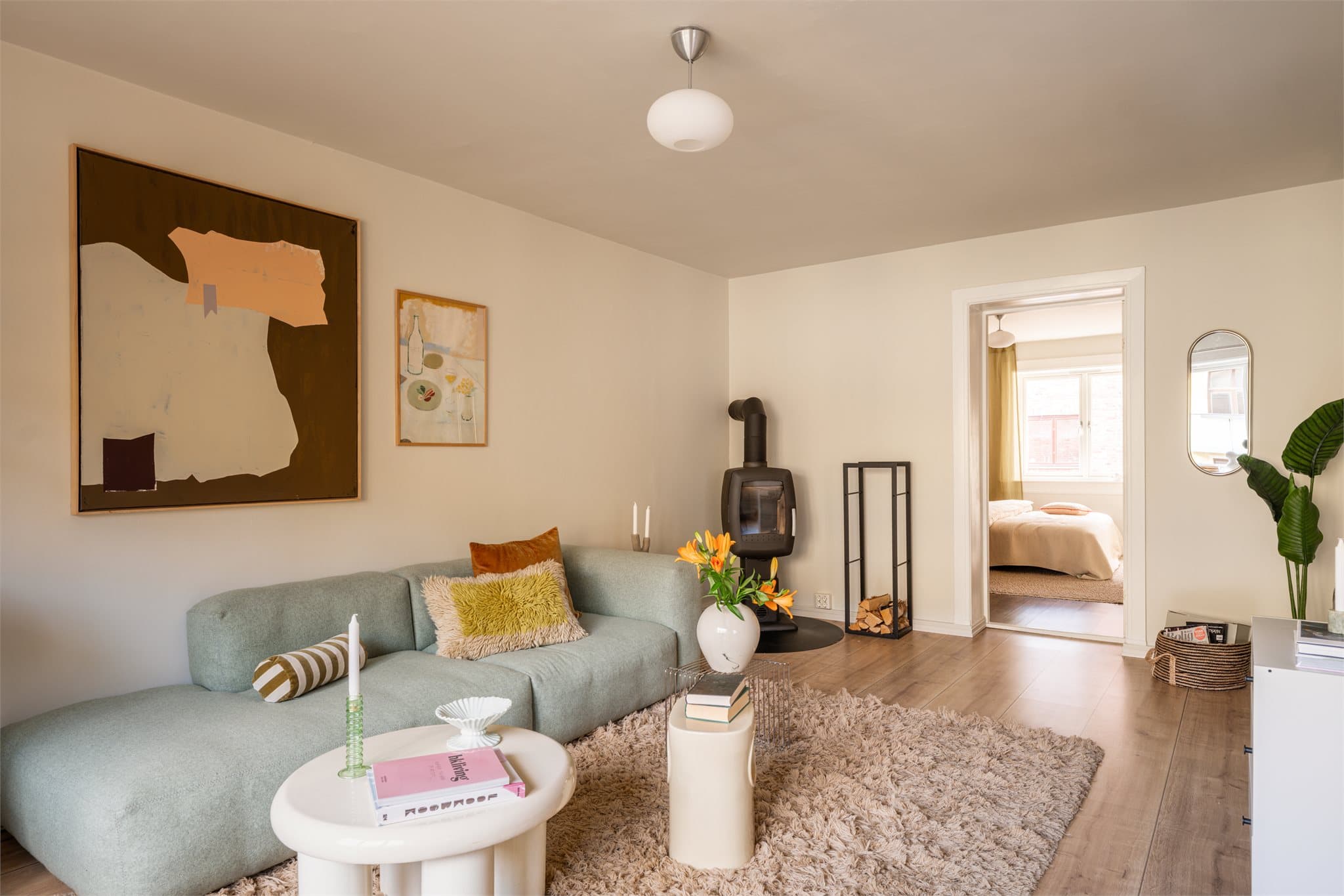 Stuen fremstår som innbydende og lett å møblere, med gode muligheter for hyggelige sammenkomster og avslappende hverdager.