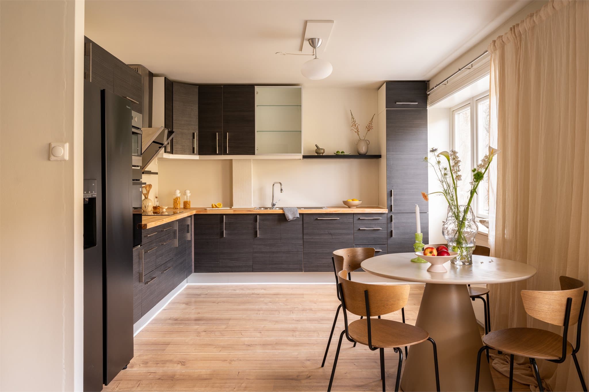 Lekkert kjøkken fra HTH med heltre benkeplate som tilfører rommet en varm og eksklusiv følelse. Side by side kjøl/frys og stekeovn er fra 2025.