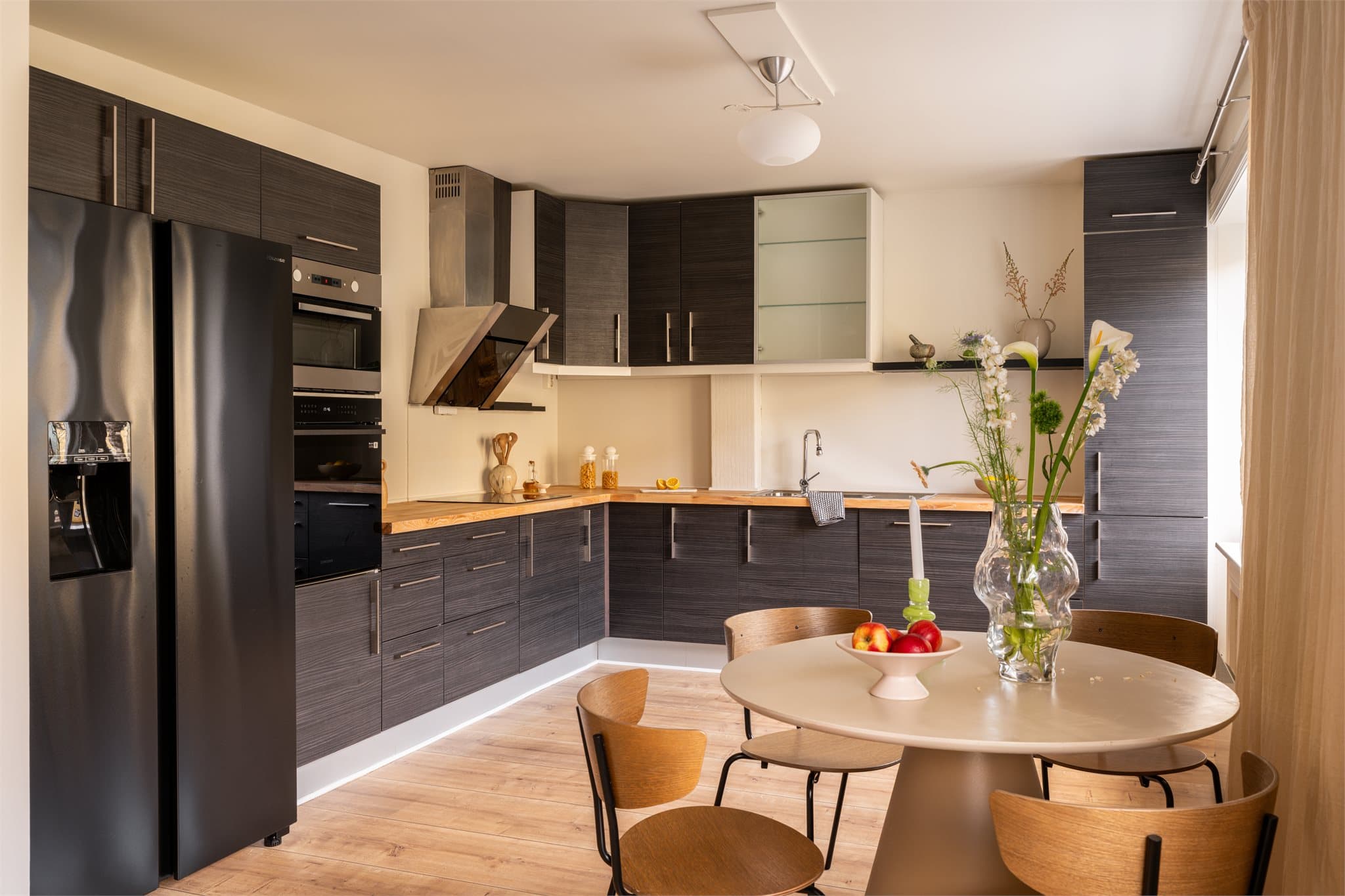 Lekkert HTH-kjøkken fra 2010 med rikelig skap- og benkeplass, perfekt til matlaging.