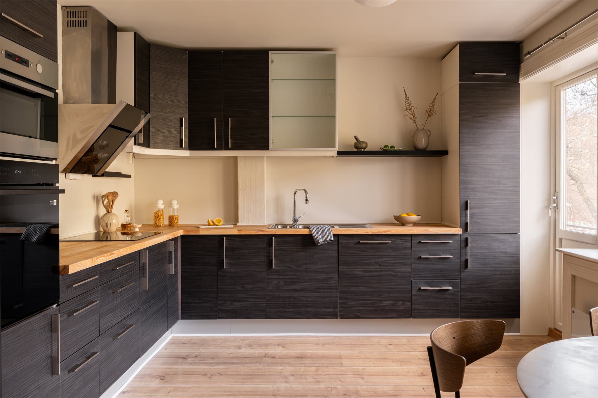 Kjøkkenet er godt utstyrt med integrert komfyr, induksjonstopp, mikrobølgeovn og oppvaskmaskin, samt nisje for kjøleskap.
