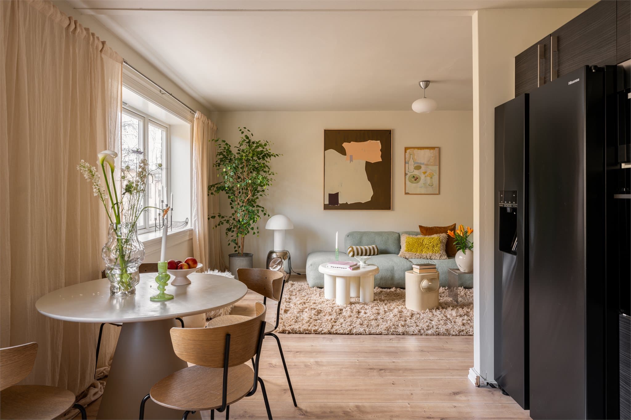 Åpen løsning mot stuen bidrar til en sosial og innbydende atmosfære.