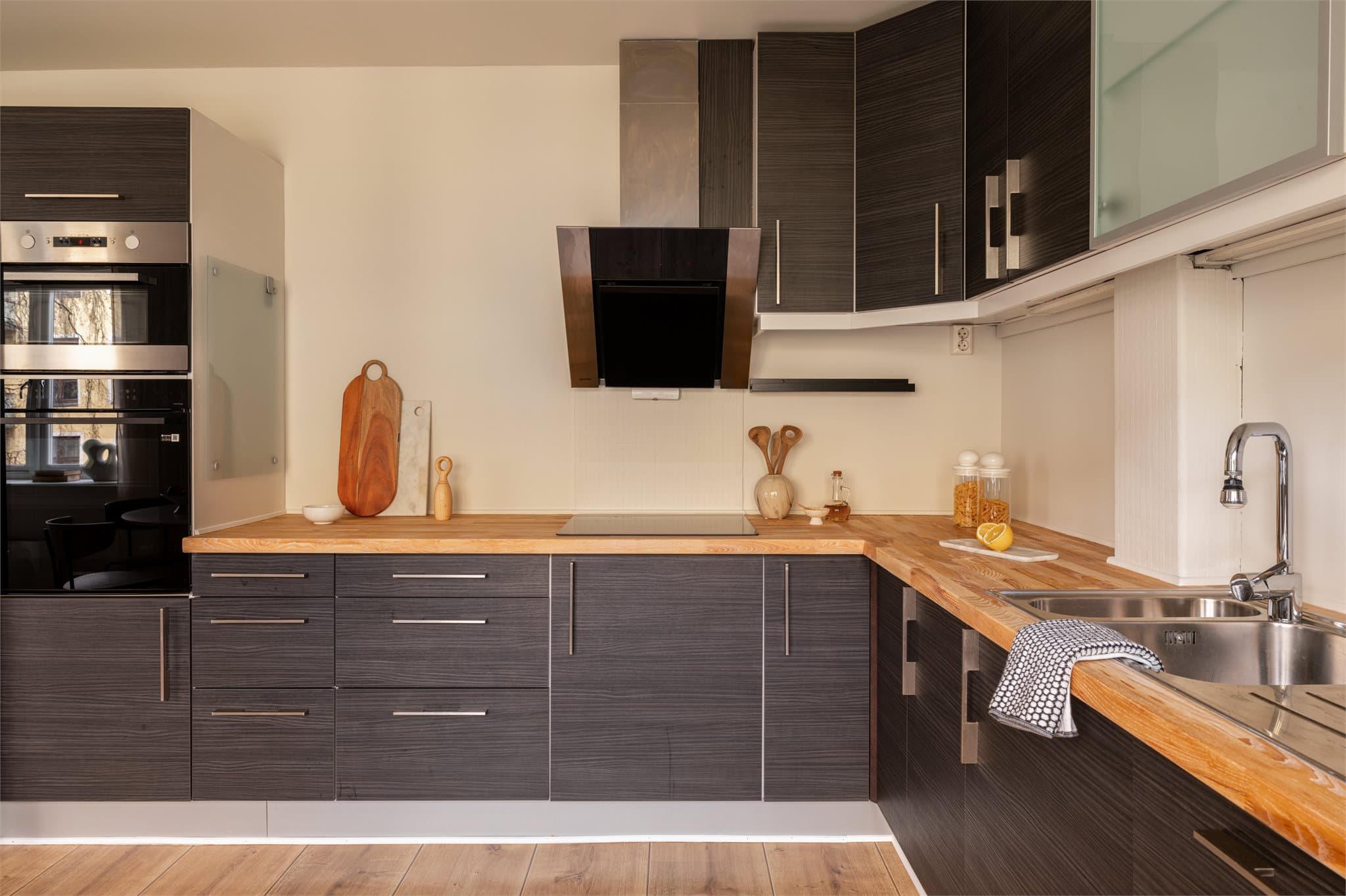 Kjøkkenet har gode arbeidsflater og rikelig med skapplass.