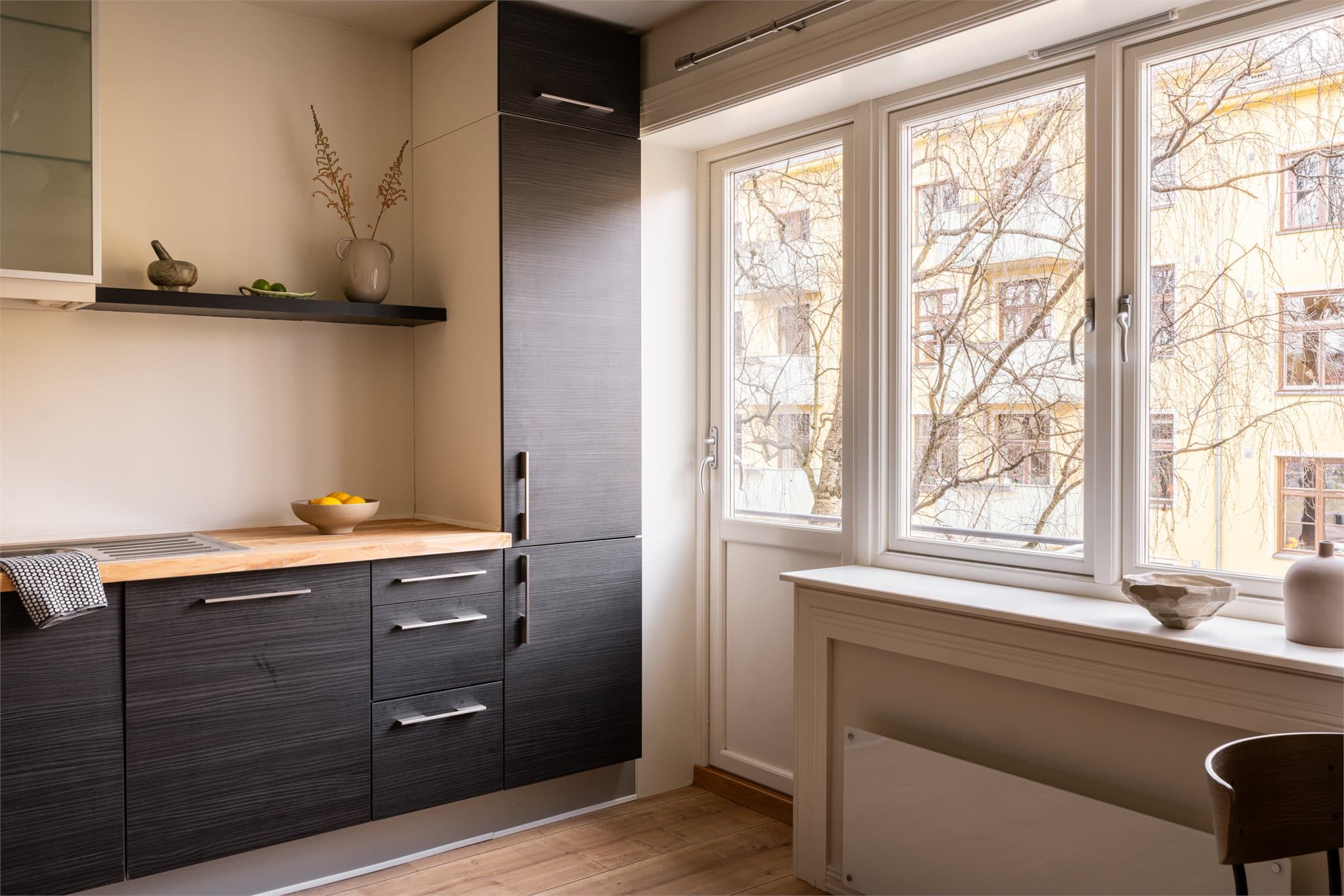 Fra kjøkkenet er det utgang til en brannbalkong på ca. 5 m², som gir en hyggelig uteplass.