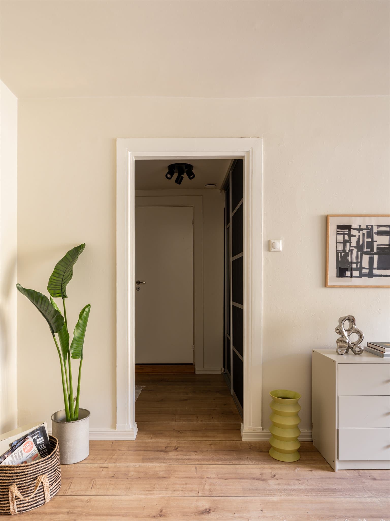 Entréen gir en praktisk og naturlig adkomst til boligens øvrige rom.