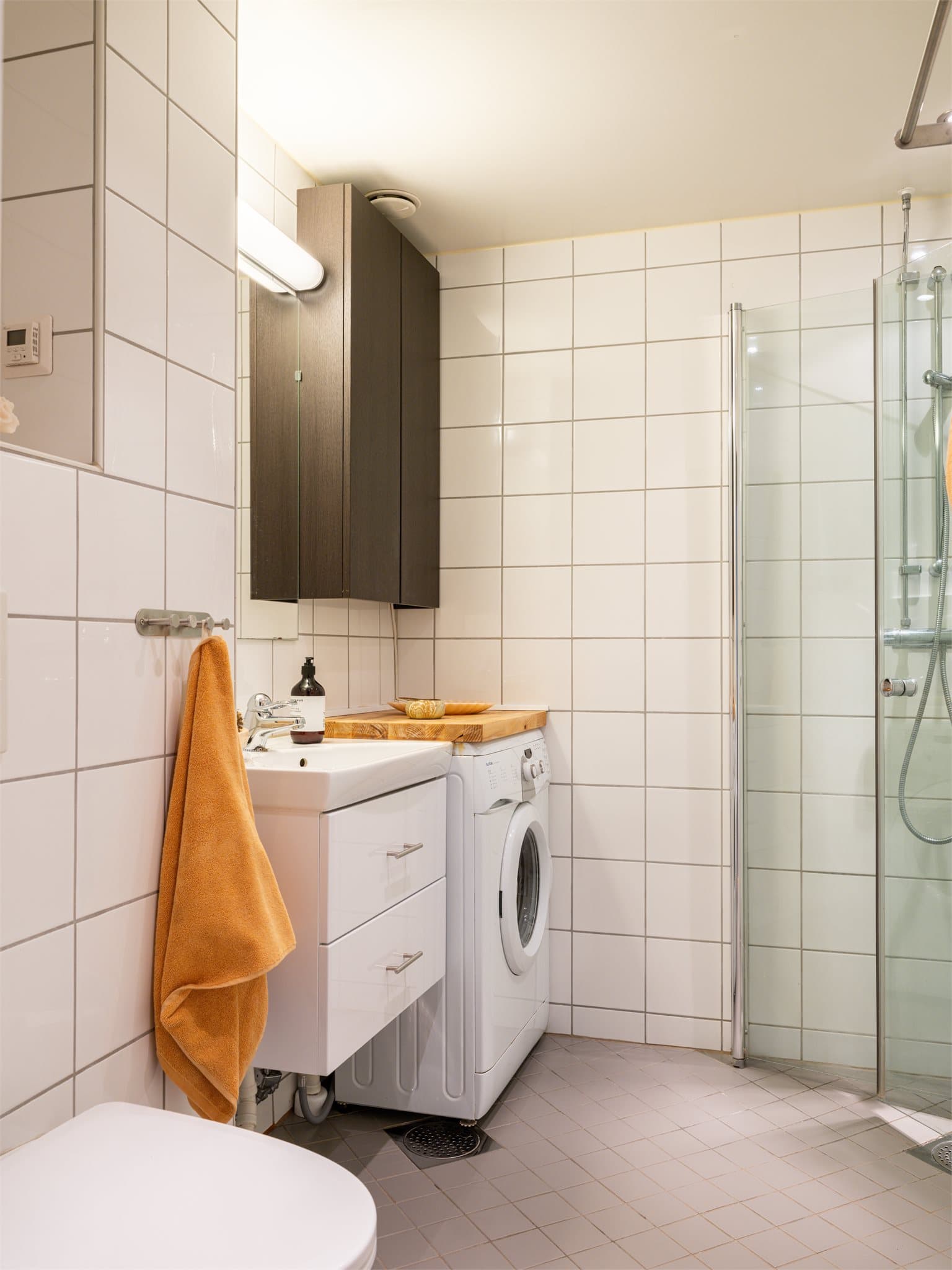 Gulvet er flislagt og utstyrt med elektriske varmekabler, som gir behagelig komfort.