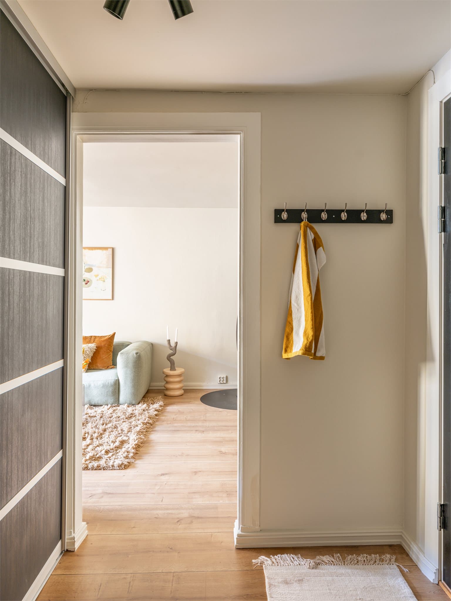 En romslig og innbydende entré ønsker deg velkommen hjem, med god plass til å henge fra seg yttertøy og sette fra seg sko.