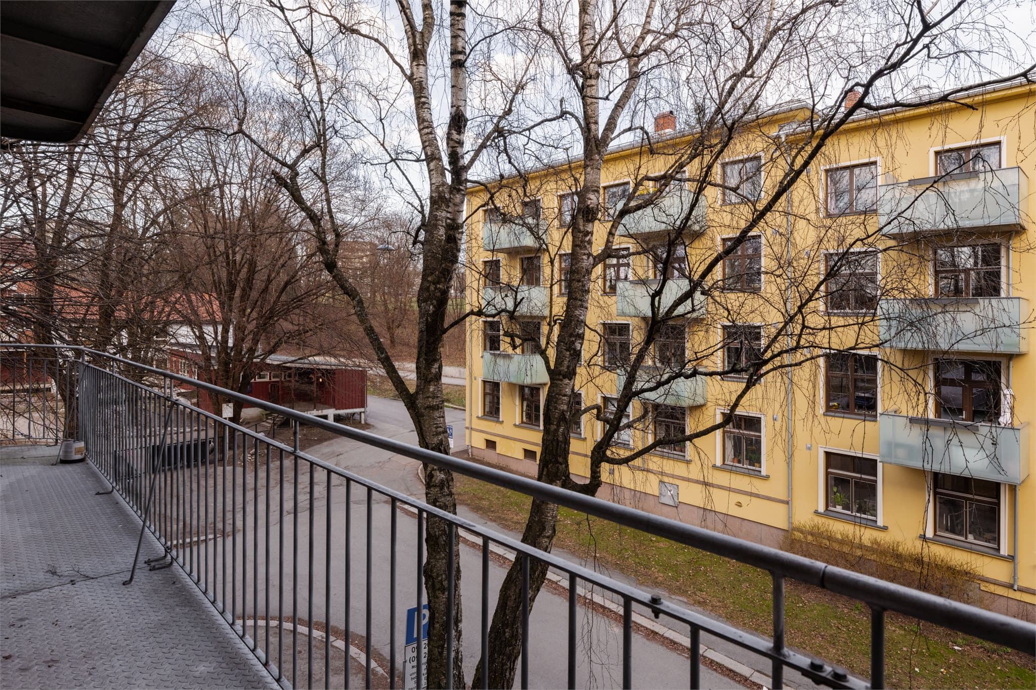 Her er det plass til et lite cafébord, perfekt for en rolig stund utendørs. Selger opplyser om gode solforhold fra morgen til formiddag.