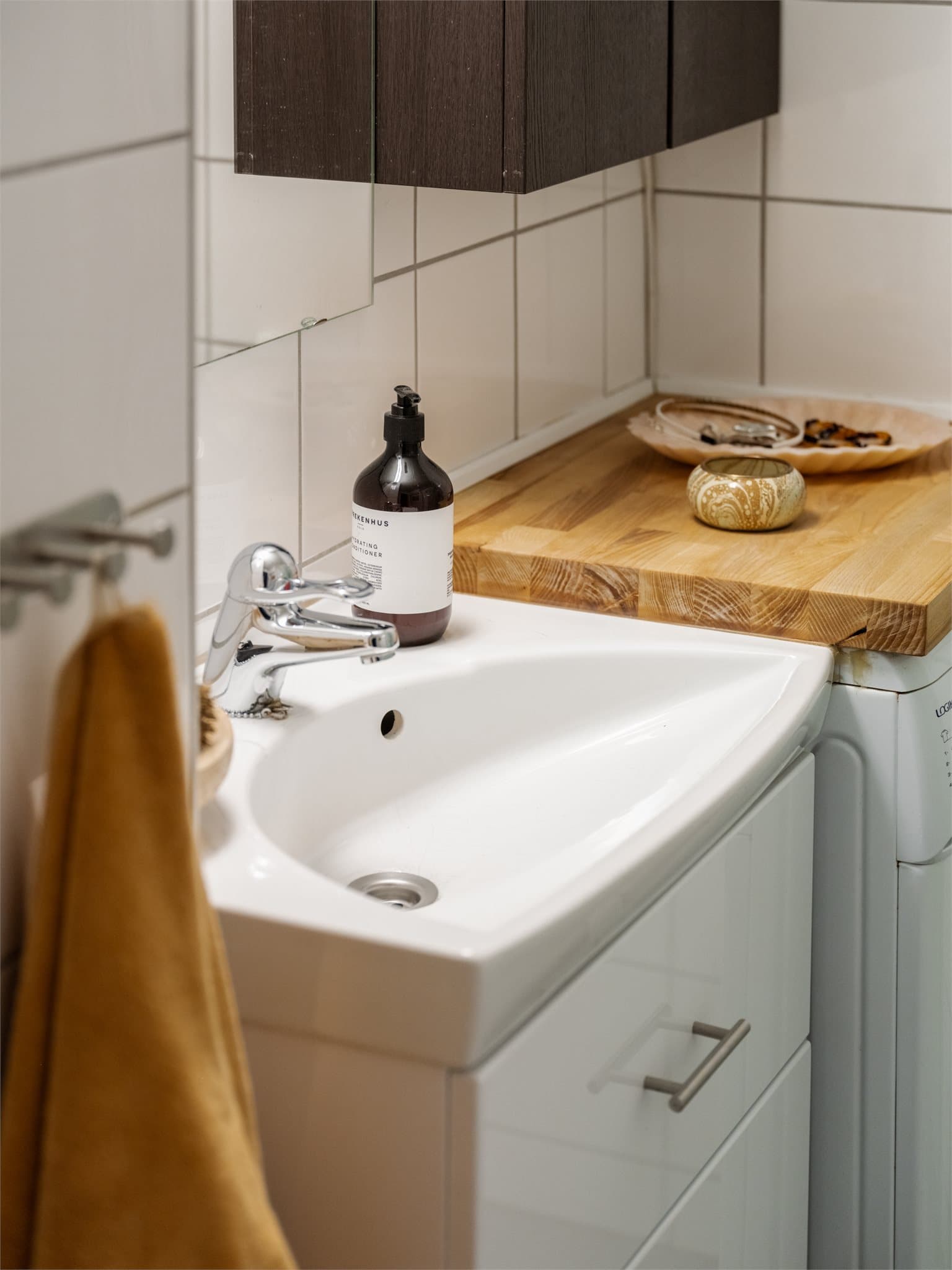 Her får man et romslig og funksjonelt bad med opplegg for vaskemaskin.