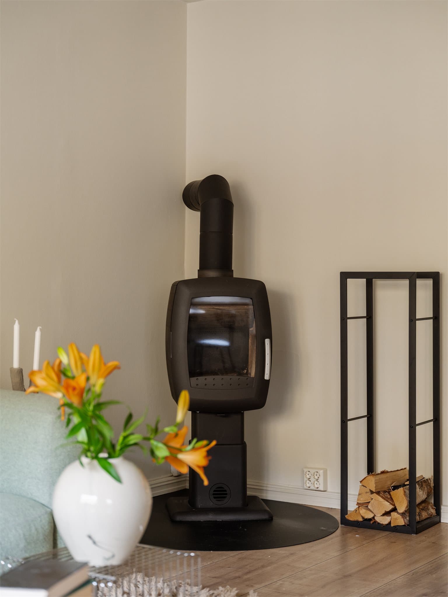 Vedovnen tilfører både varme og en lun atmosfære på kjøligere dager.