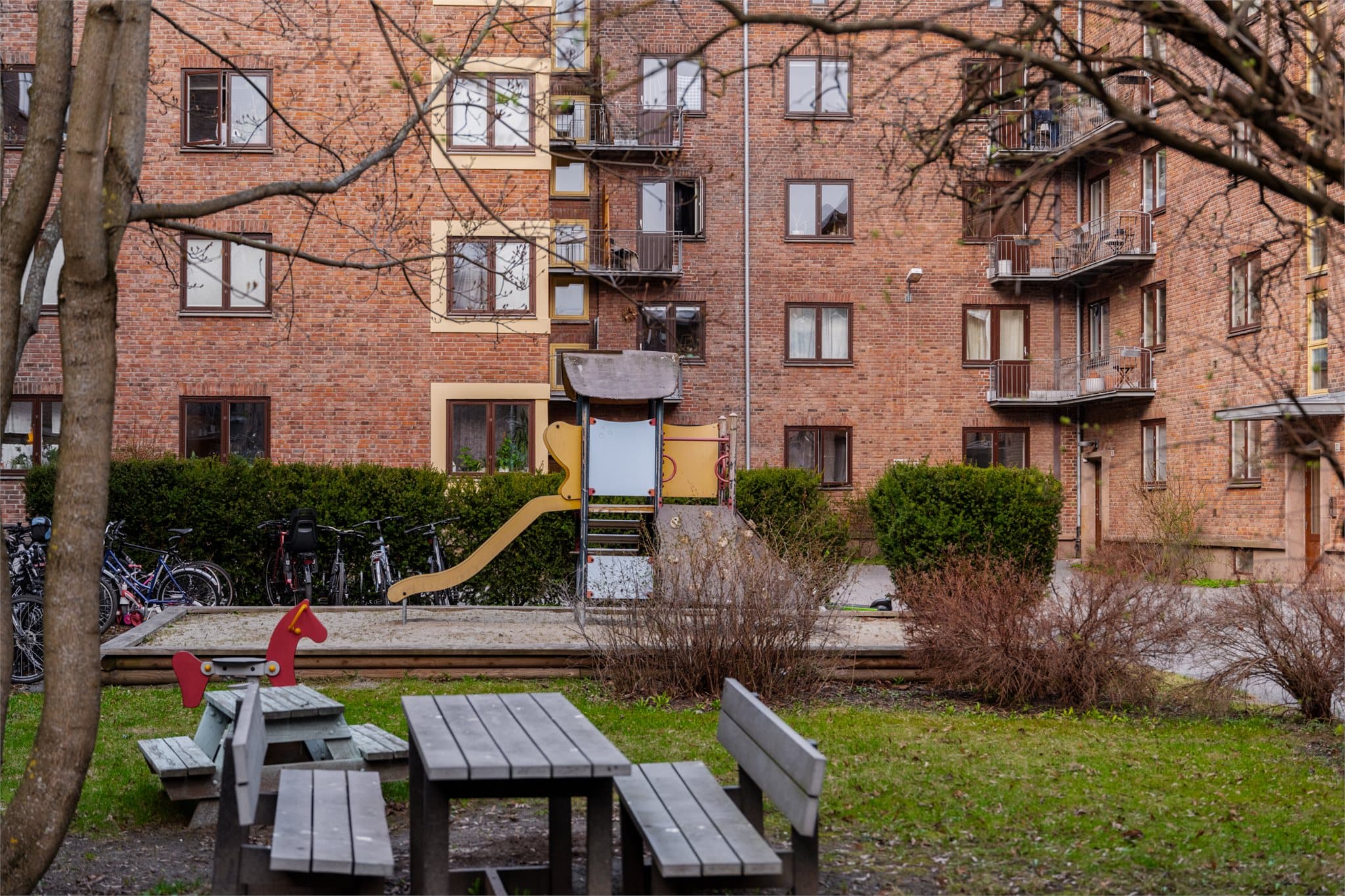 Leiligheten ligger fredelig til med en barnevennlig, opparbeidet bakgård og lekeplass for de minste.