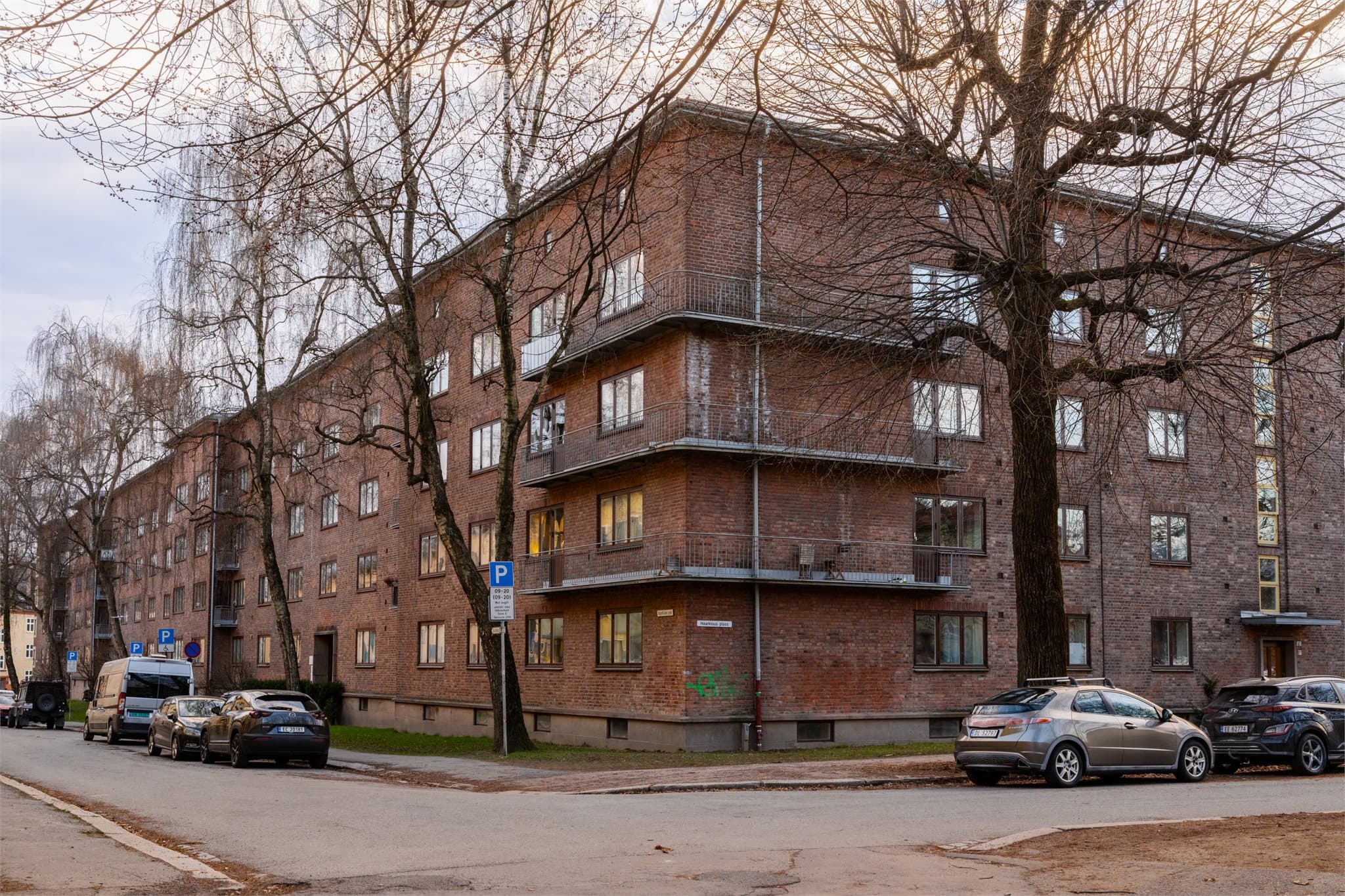 Beboerparkering tilgjengelig like utenfor døren.