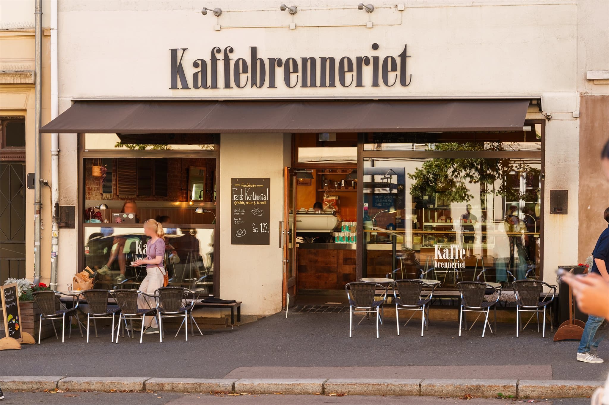 Nærområdet har et rikt utvalg av populære kafeer og spisesteder.