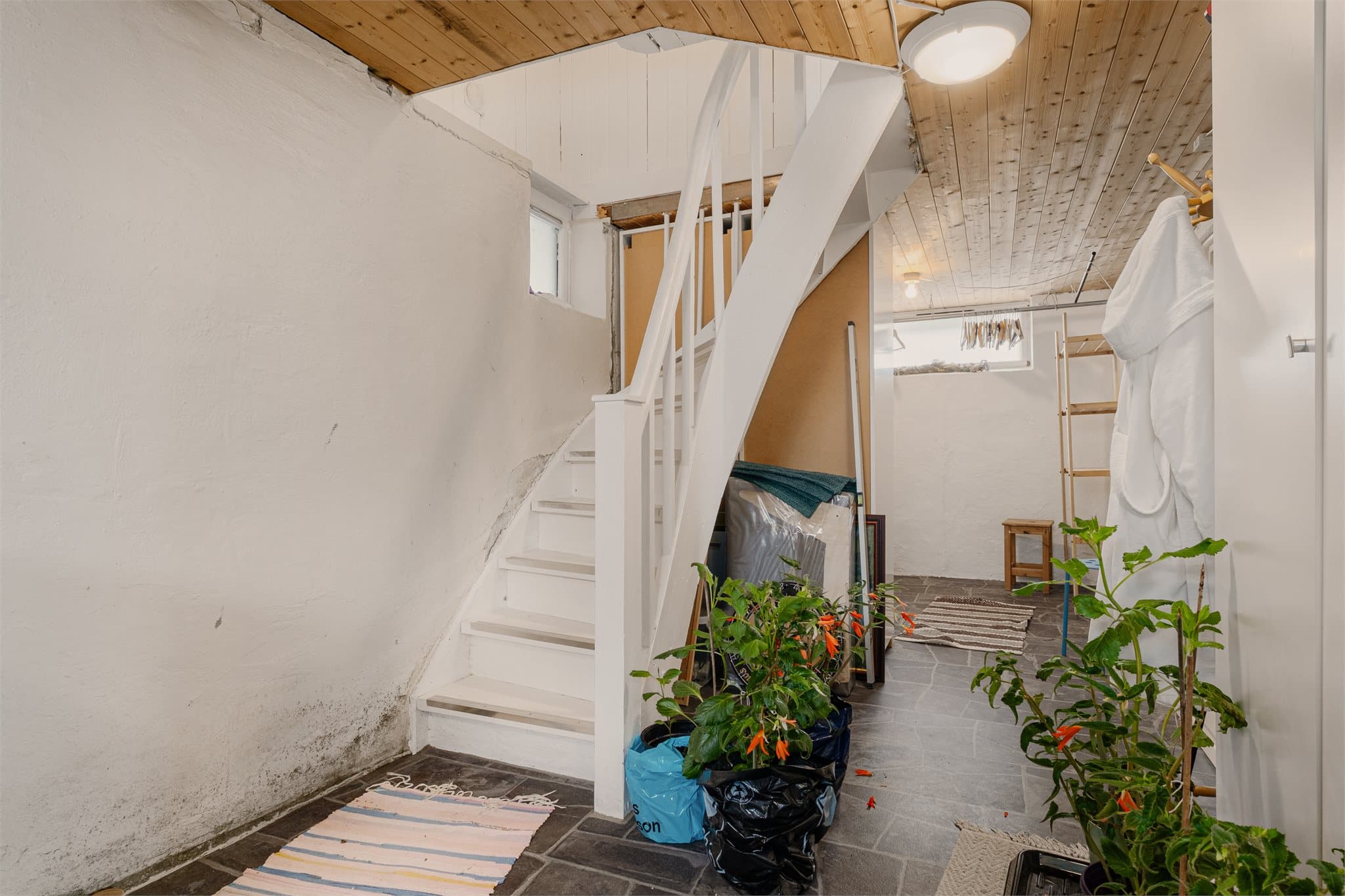 - Underetasjen måler 45m² og inneholder bad, kjellerstue, kjellerrom/trapperom og entré/gang -