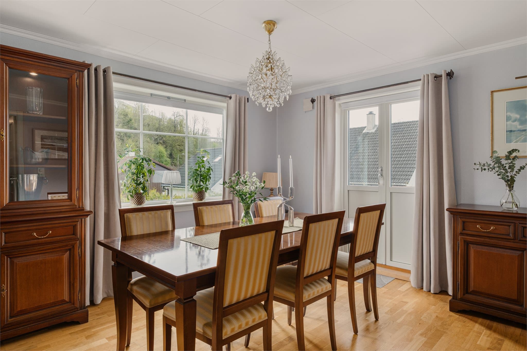 - Utformingen av stue/spisestue gjør det enkelt å innrede med sofa- og spisegruppe i hver sin naturlige sone -