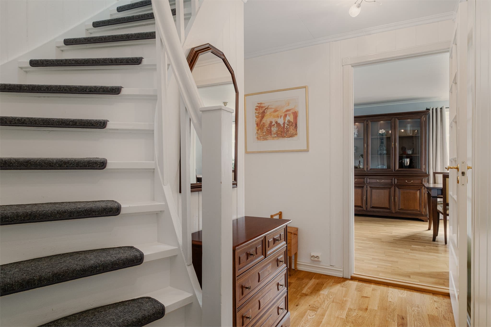 - Vi beveger oss opp i boligens loftsetasje som har et BRA-i på 42 m² -