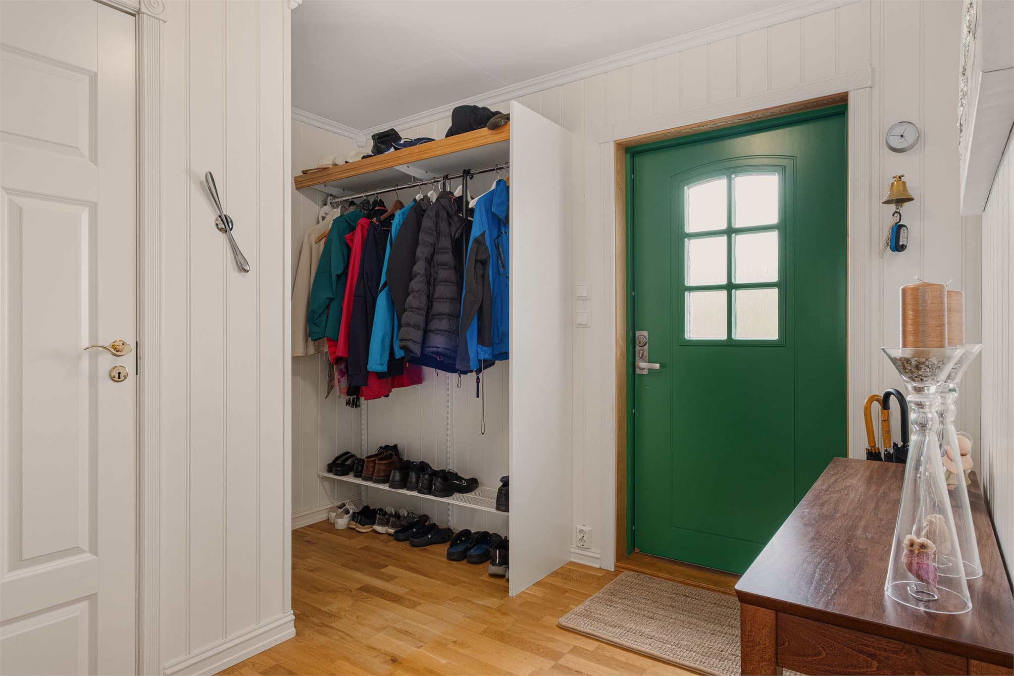 - Romslig entré på 7,4m² med plass til garderobeløsning -