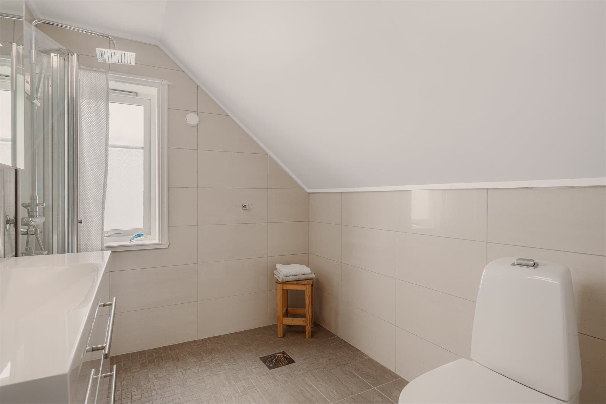 - Loftets bad måler 4,7m² -