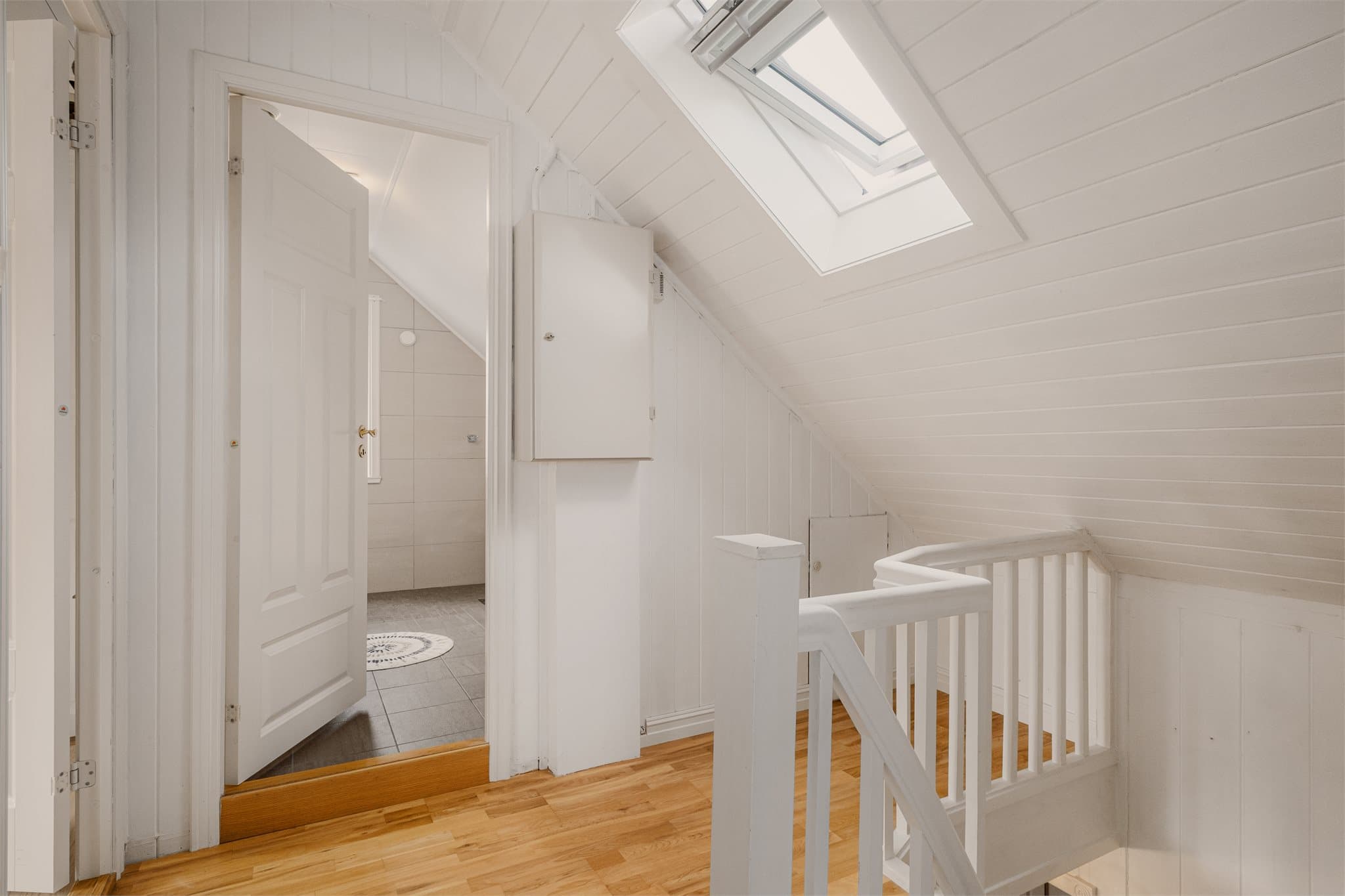- Gode lagringsmuligheter i 2 eksterne boder og i kott -