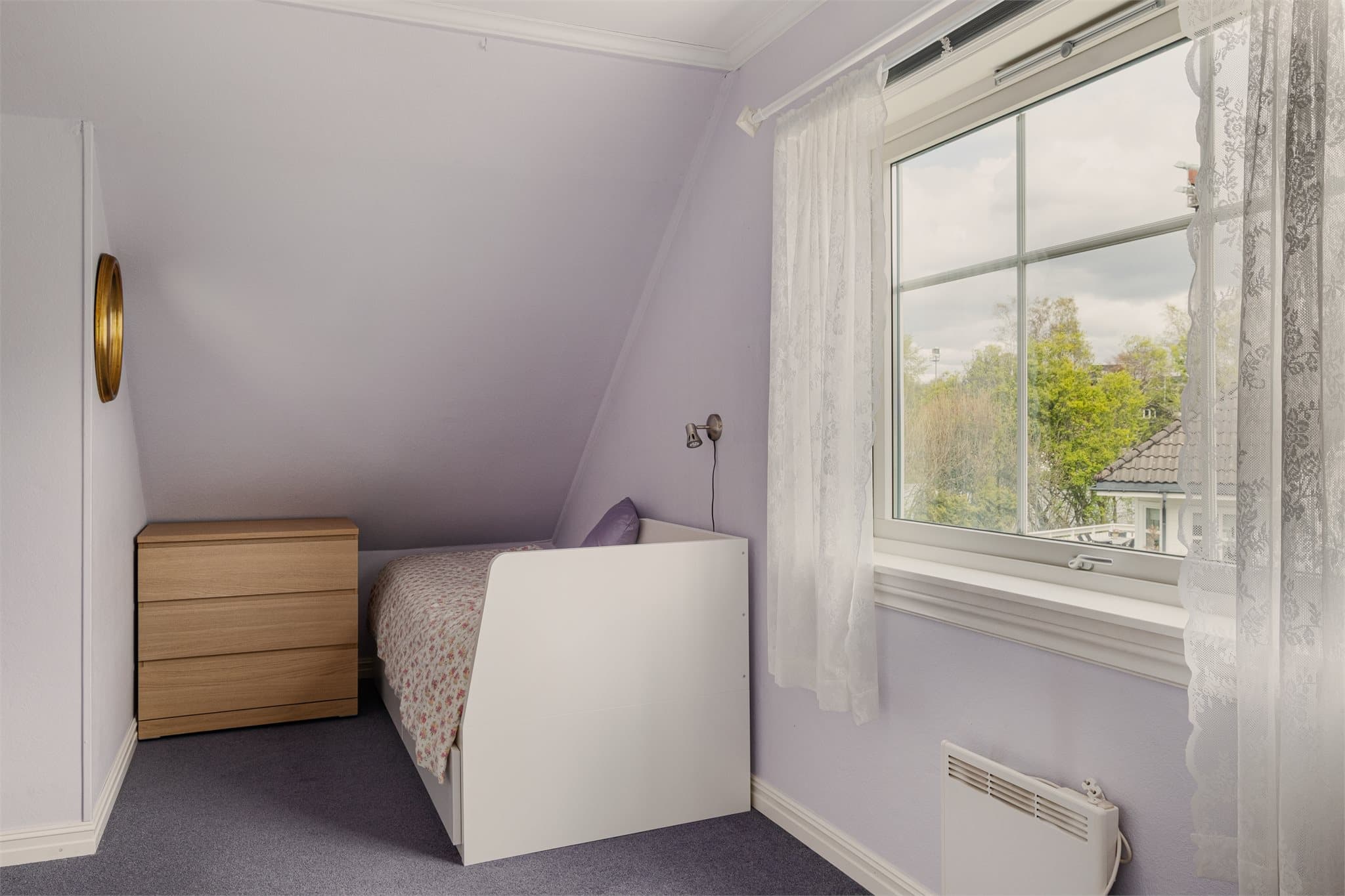 - Boligens andre soverom måler 10,9m² -