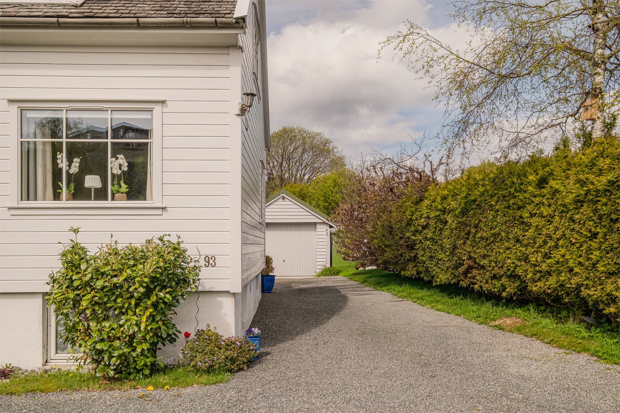 - Svært pent opparbeidet tomt på hele 546m² med gode parkeringsmuligheter og flere sosiale soner -