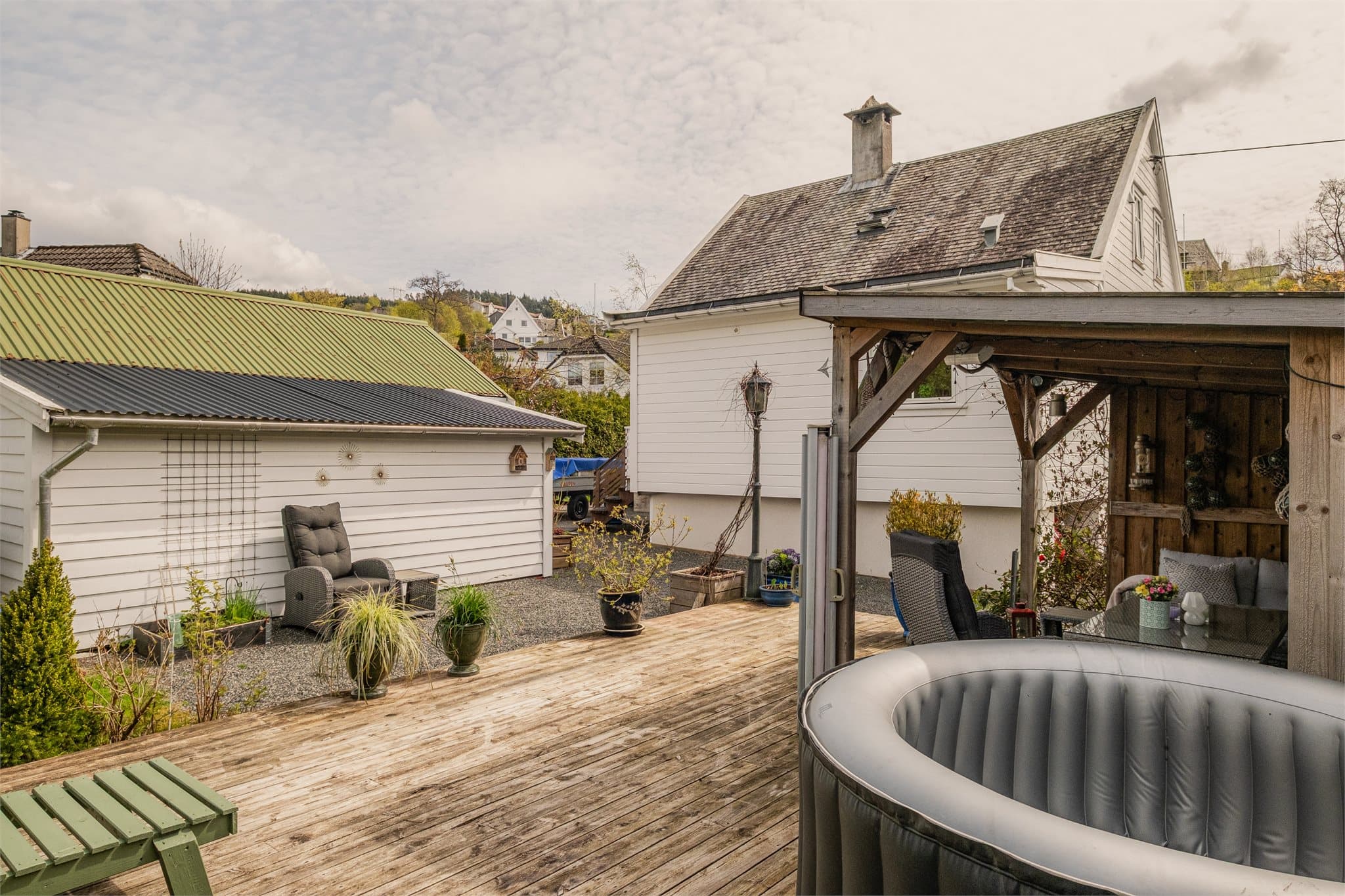 - Terrassen er nordvest-vendt, som gir gode solforhold -