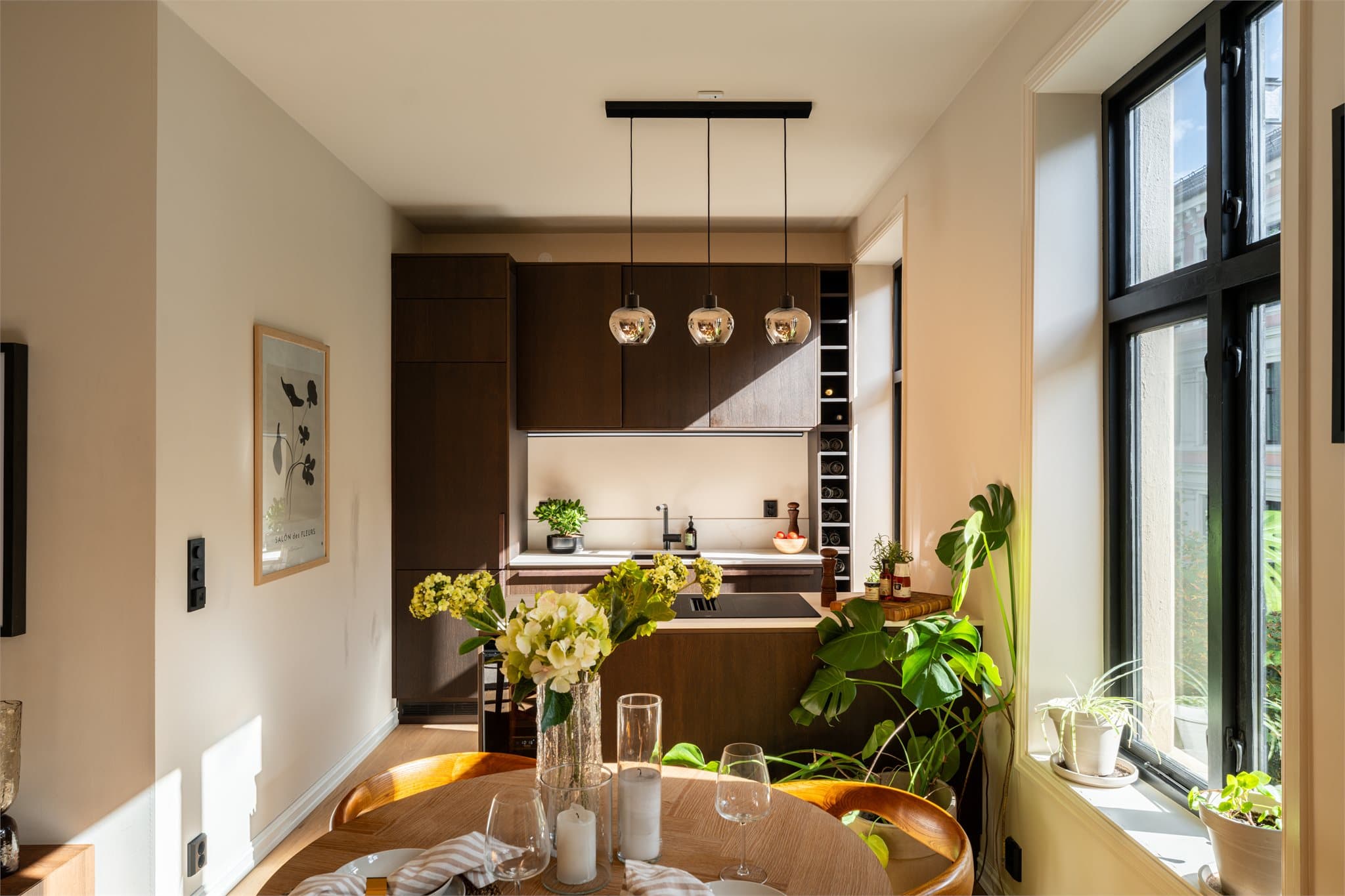 Nytt kjøkken fra Epoq med fronter i mørk eik og eksklusiv benkeplate i Dekton REM.