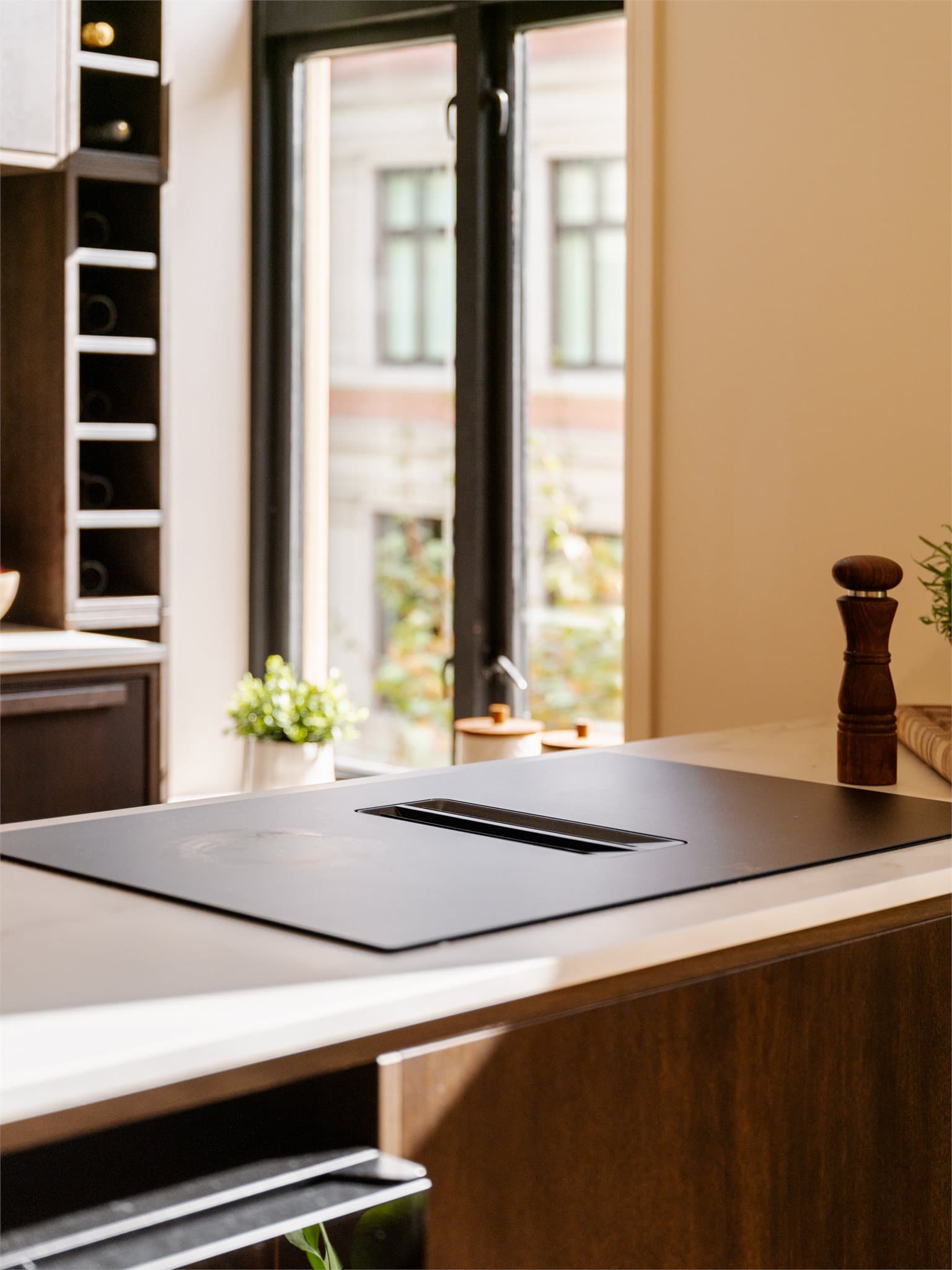 Electrolux induksjonsplatetopp med integrert ventilator gir en stilren og funksjonell løsning.
