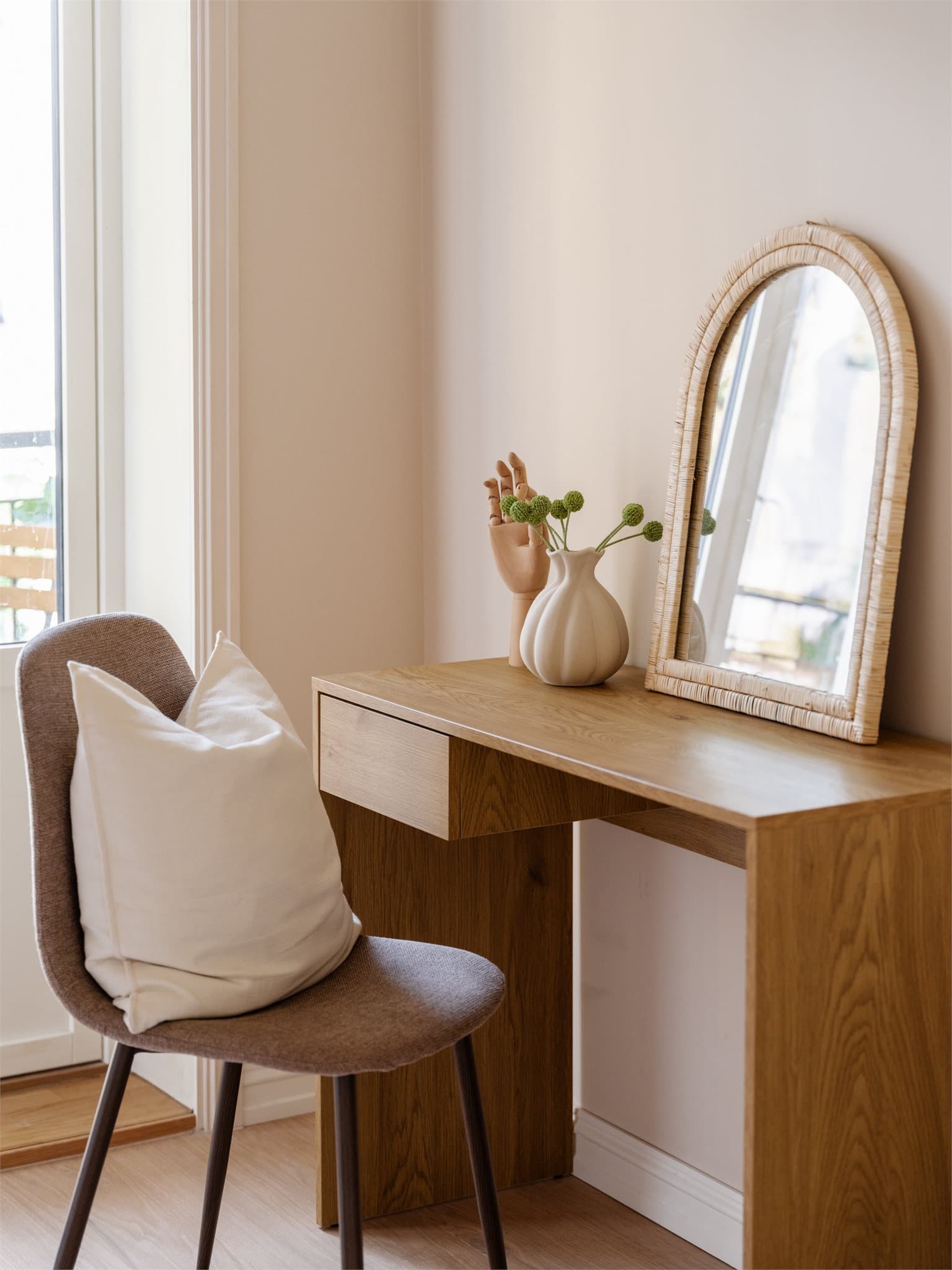 Her er det god plass til både seng og skrivebord, mens det store vinduet og balkongdøren slipper inn rikelig med dagslys.