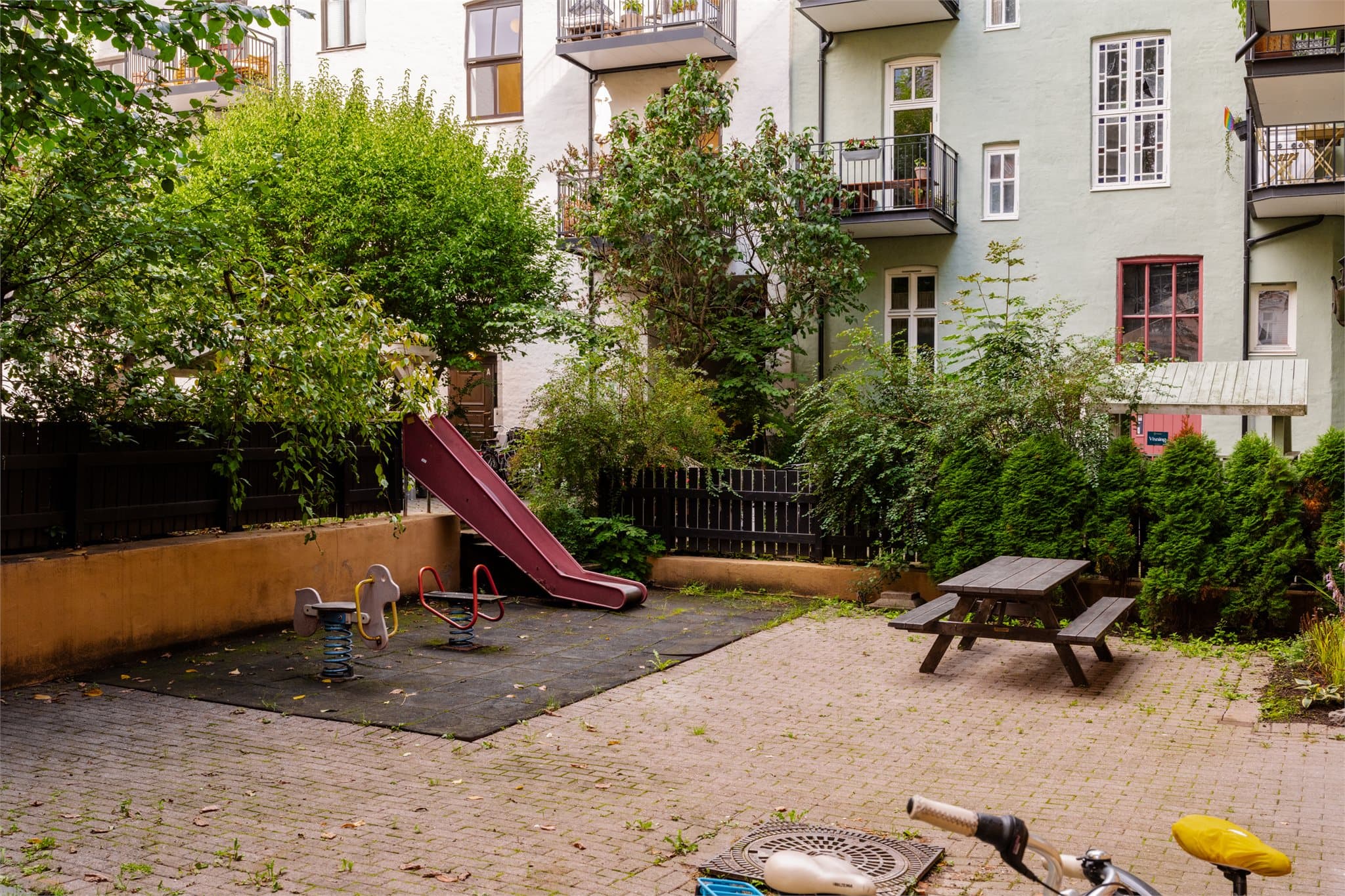Frodig og skjermet bakgård med plass til både små og store.