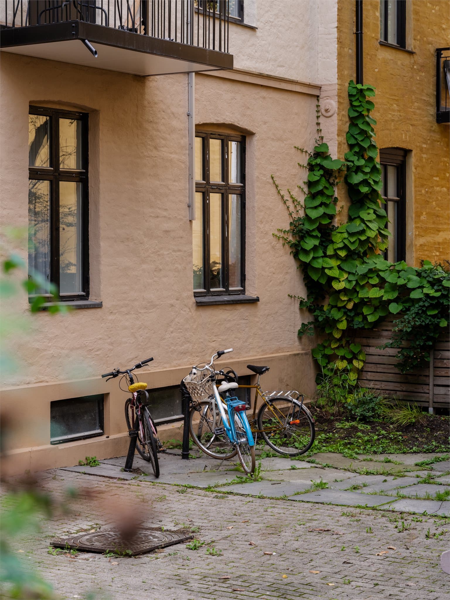 Sykkelparkering i bakgården.