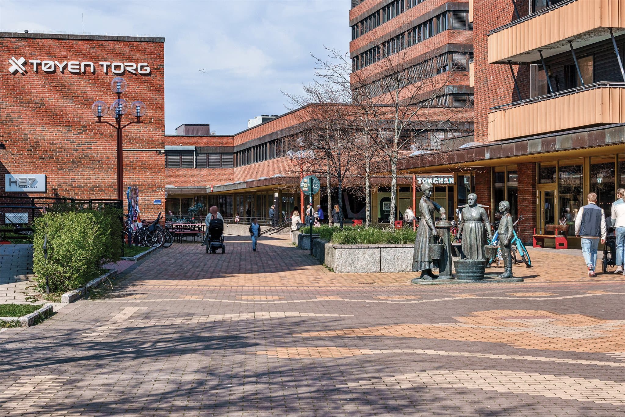 Tøyen torg ligger like i nærheten og er et hyggelig samlingspunkt i bydelen, med et godt utvalg av serveringssteder, kaféer og lokale tilbud.