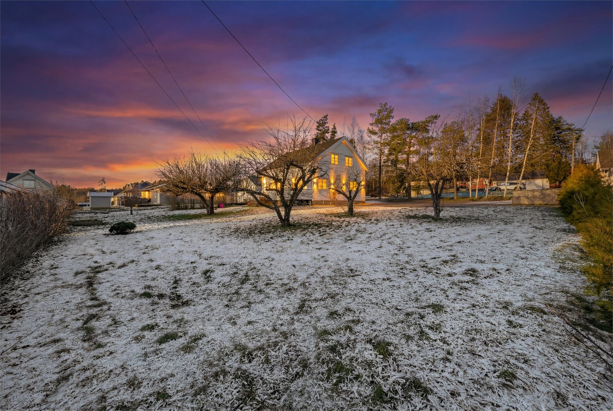 Tomten i forkant av boligen er fradelt med eget bruksnummer, som gir fleksibilitet ift. ønsket bruk av hagen