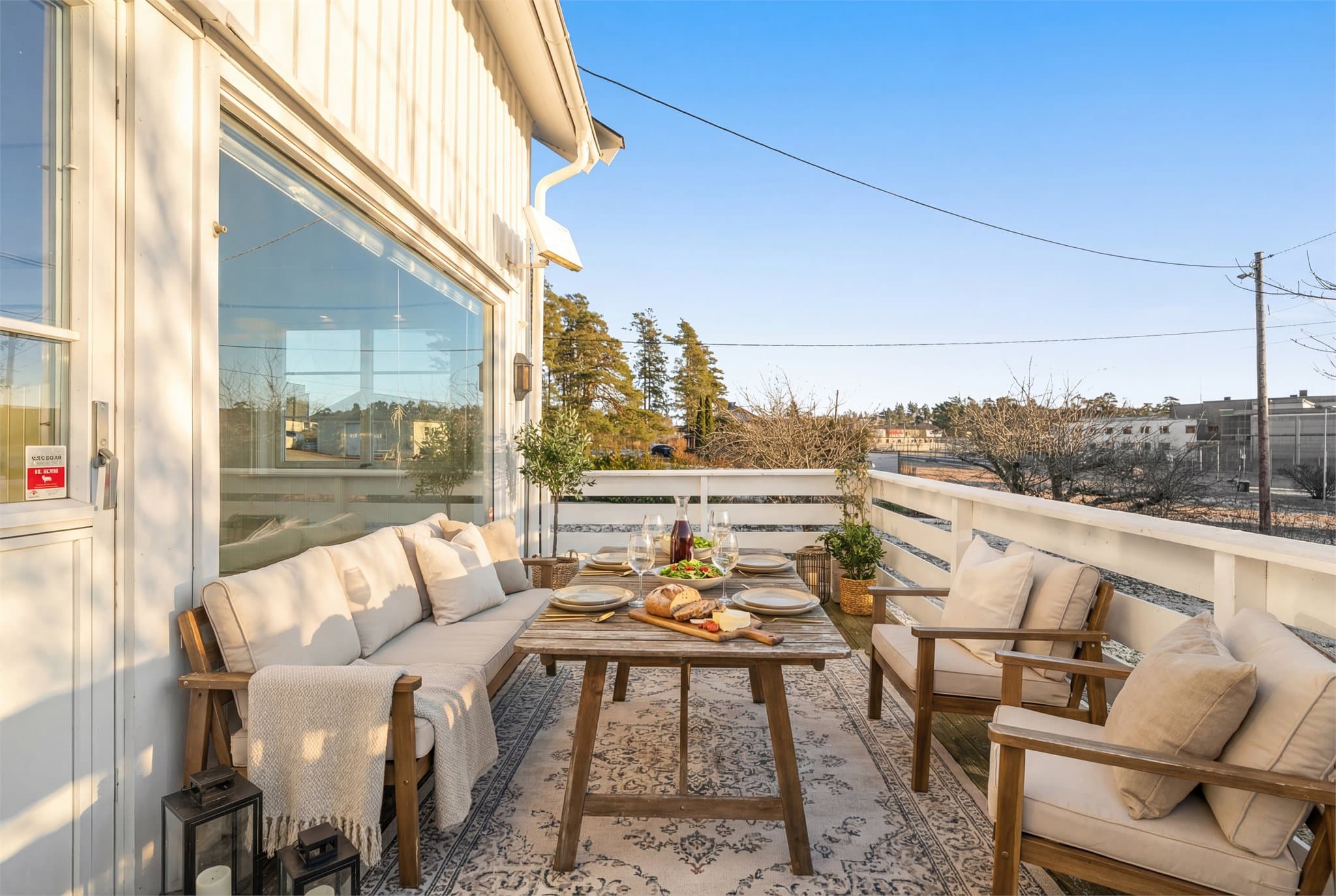 Solrik og fin terrasse. Her med digital møblering