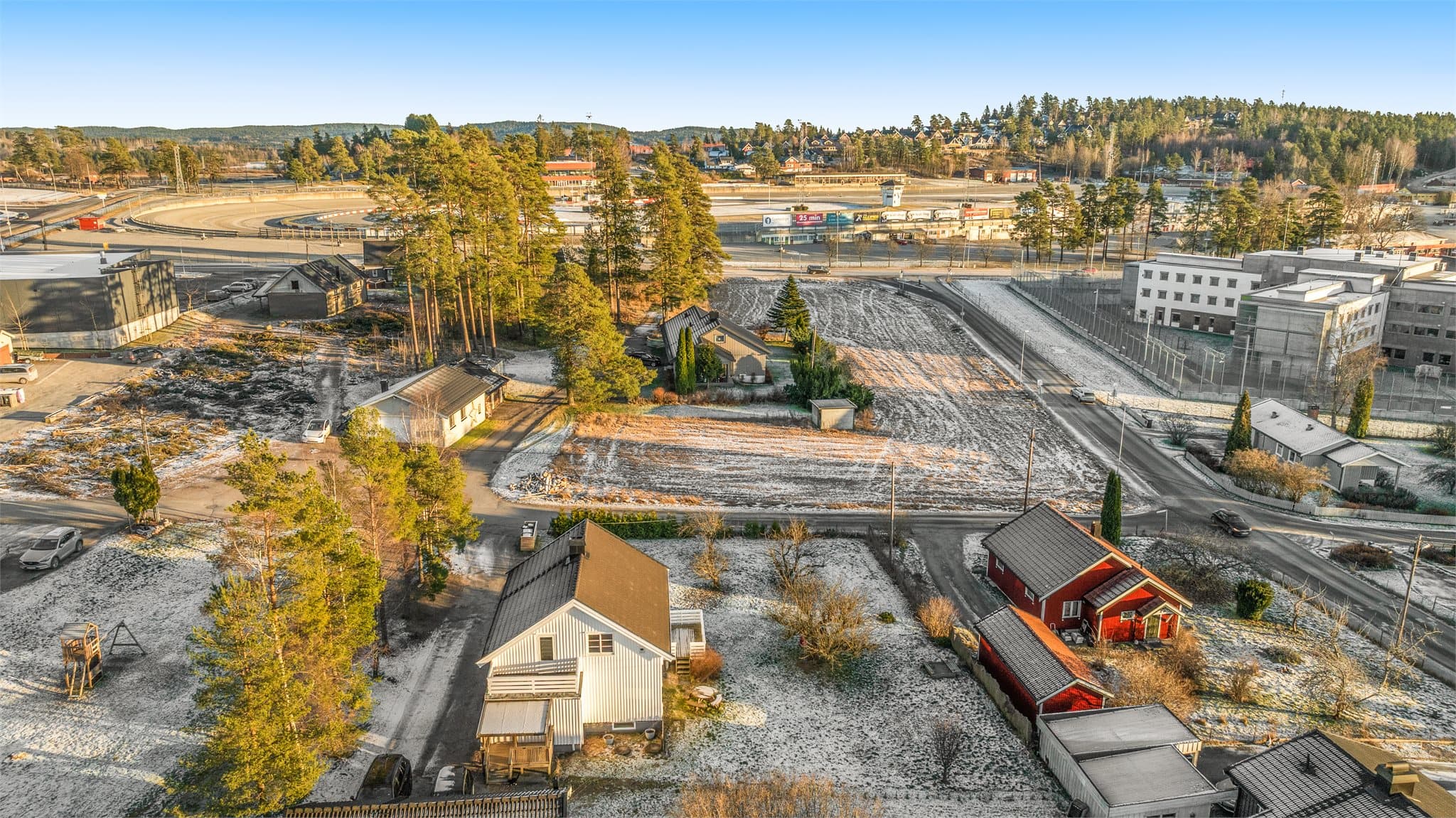 Momarken travbane i bakgrunnen