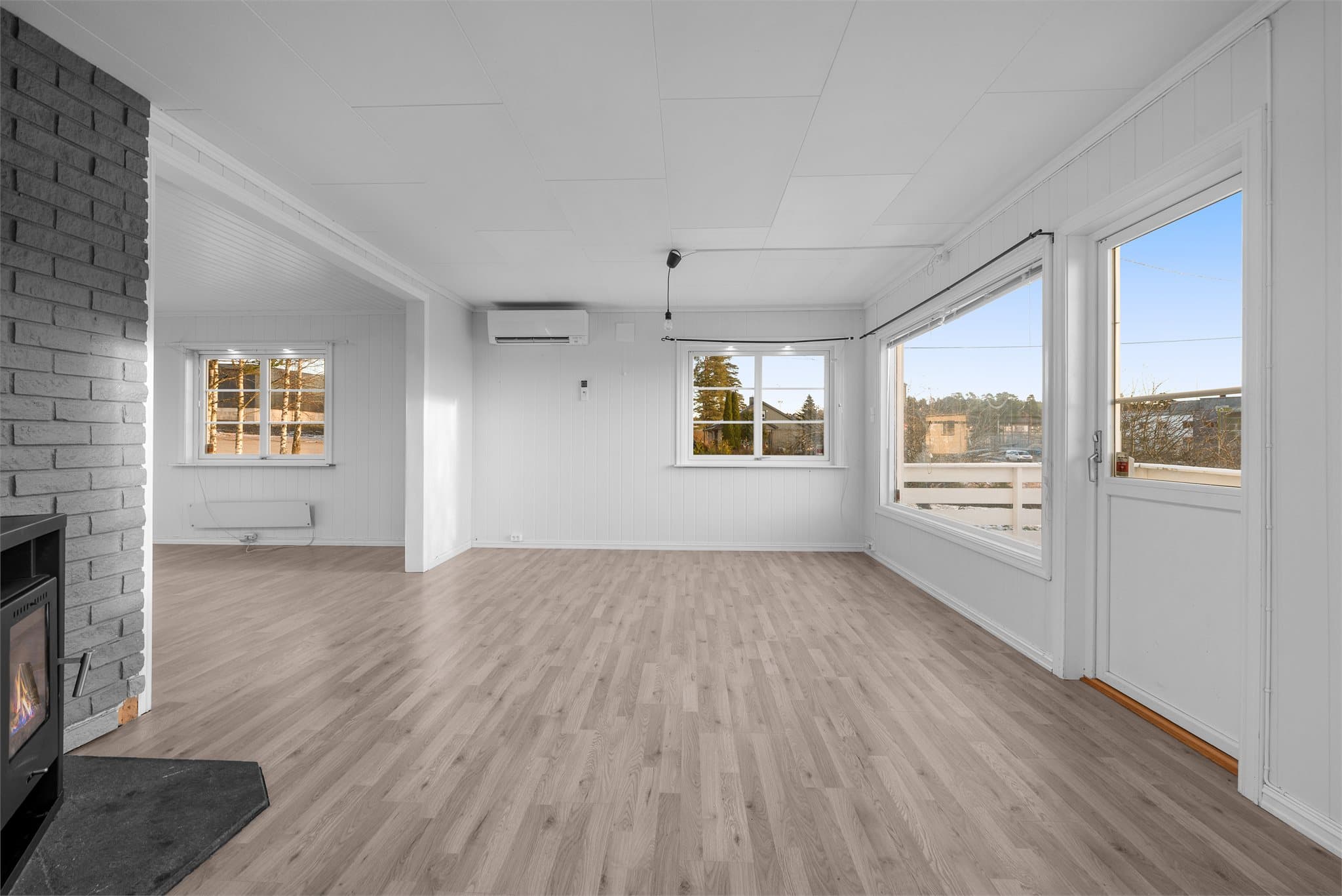 Stue med utgang til terrasse vendt ut mot hage