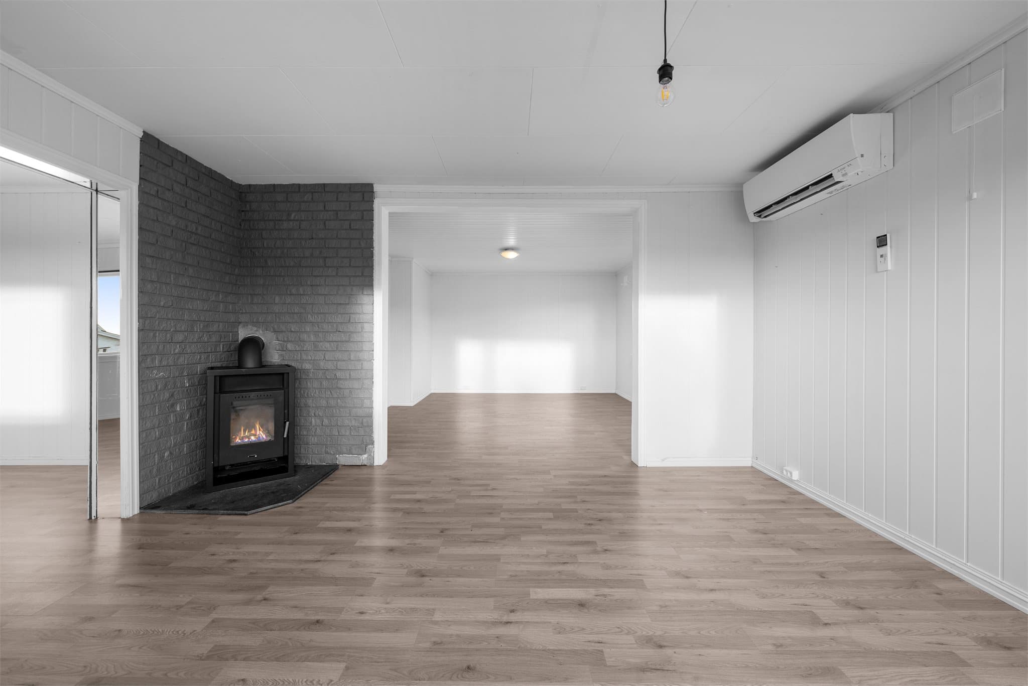 Stue. Det er både peisovn og varmepumpe