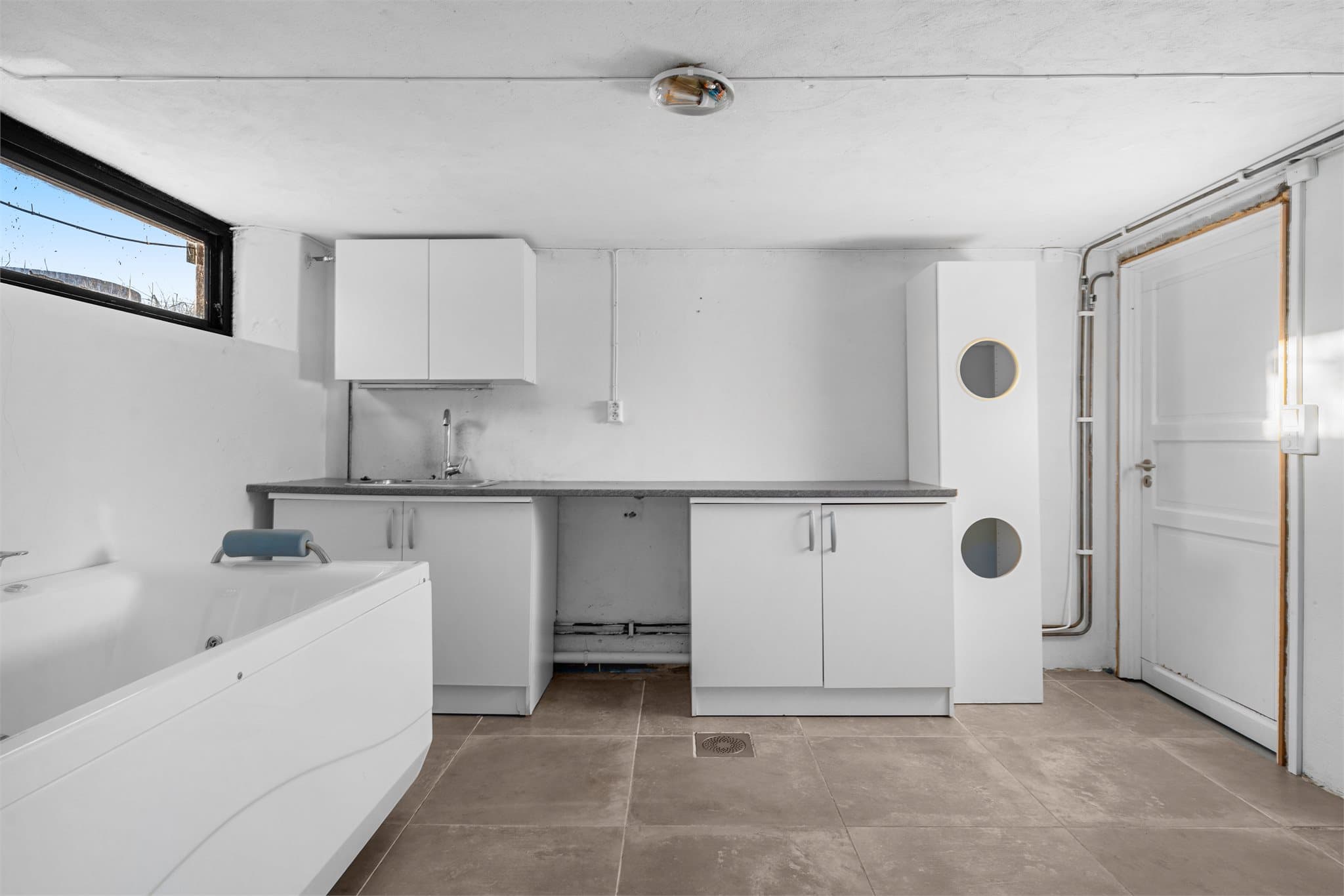 Vaskerom i kjeller som er innredet/ supplert med badekar. Rommet er iht. byggetegninger godkjent som vaskerom og ikke som rom for varig opphold