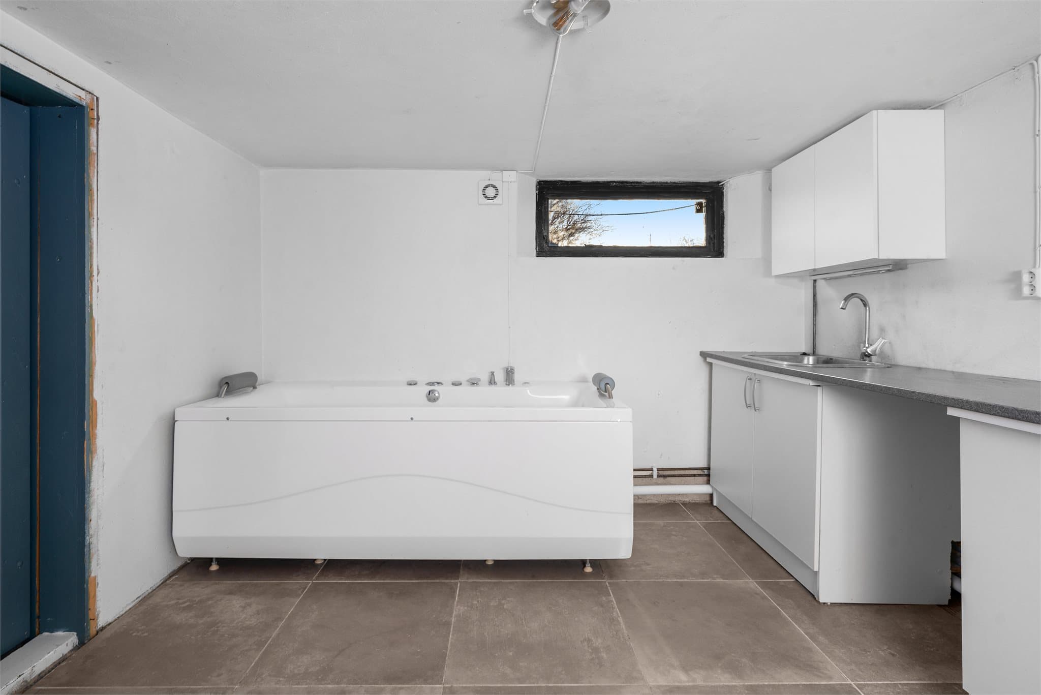 Vaskerom i kjeller som er innredet/ supplert med badekar. Rommet er iht. byggetegninger godkjent som vaskerom og ikke som rom for varig opphold