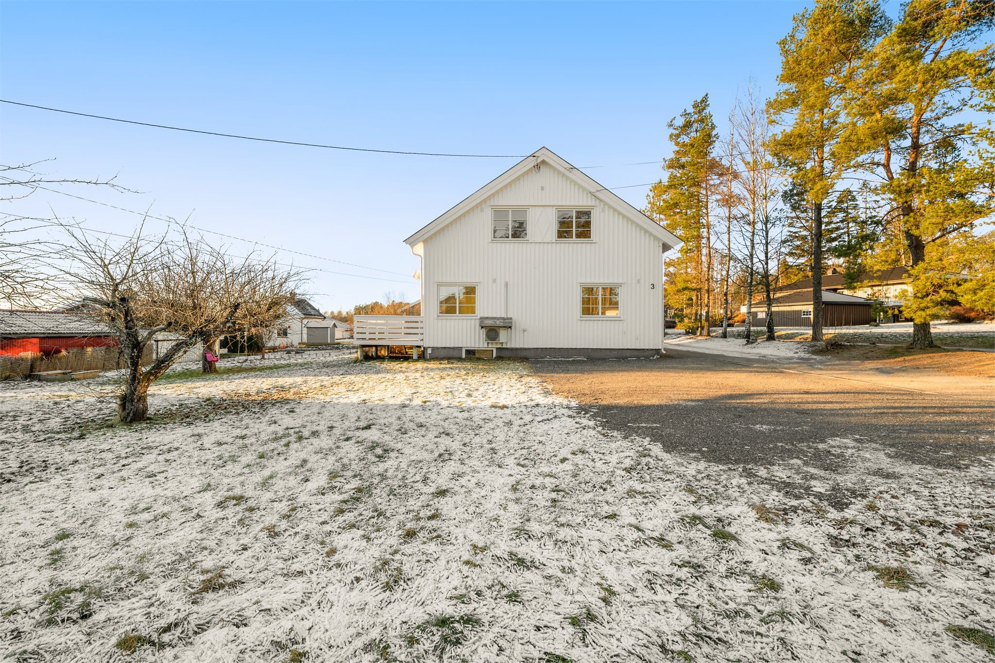 Hyggelig hage og parkeringsareal i forkant av boligen