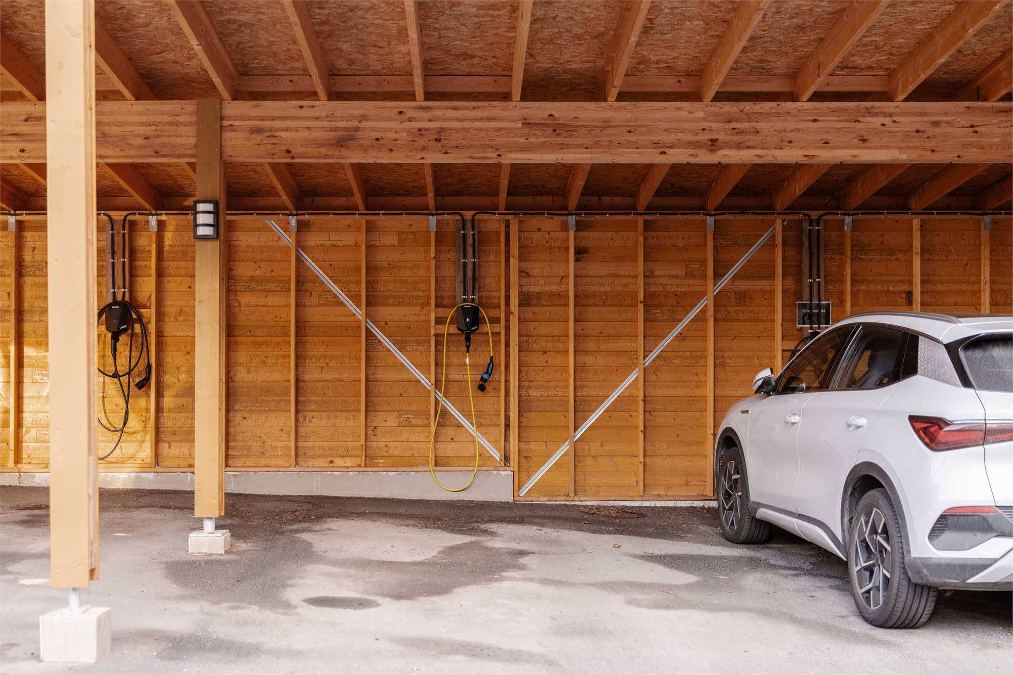Parkering i felles carport med tilgang til elbillader.