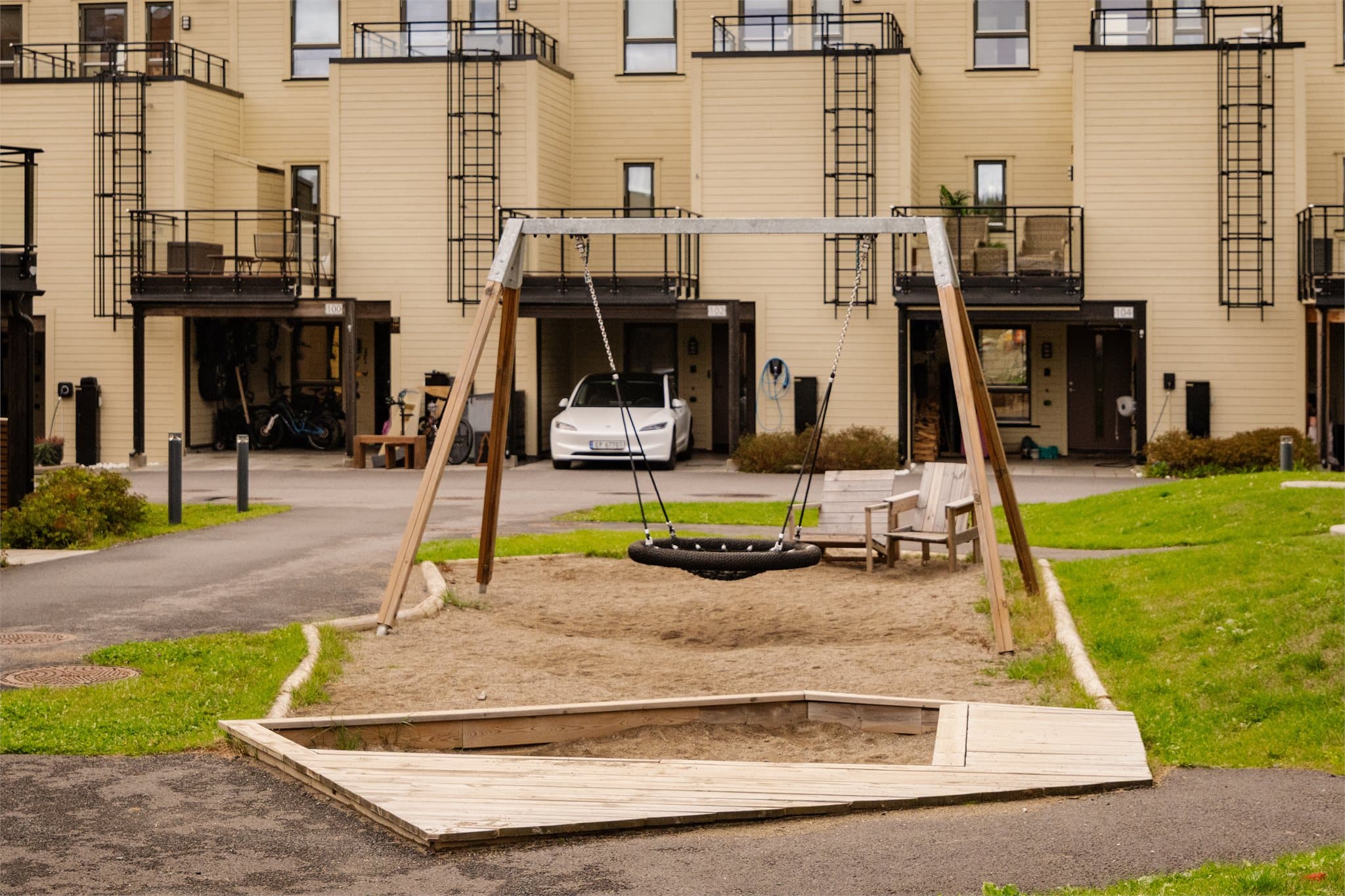 I umiddelbar nærhet finner du hyggelige fellesområder med lekeplass og gode rekreasjonsmuligheter.