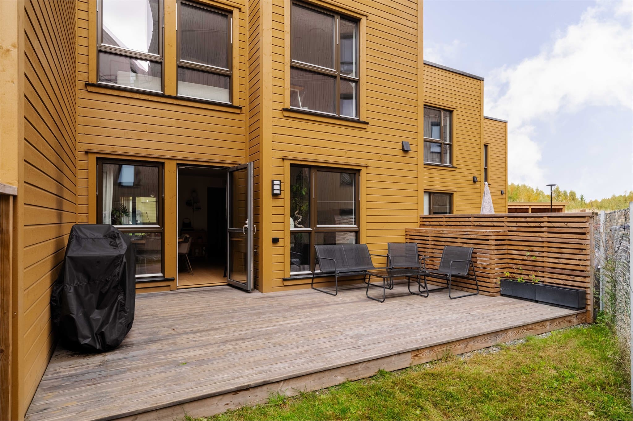 Fra stuen er det utgang til en romslig terrasse og skjermet uteområde.