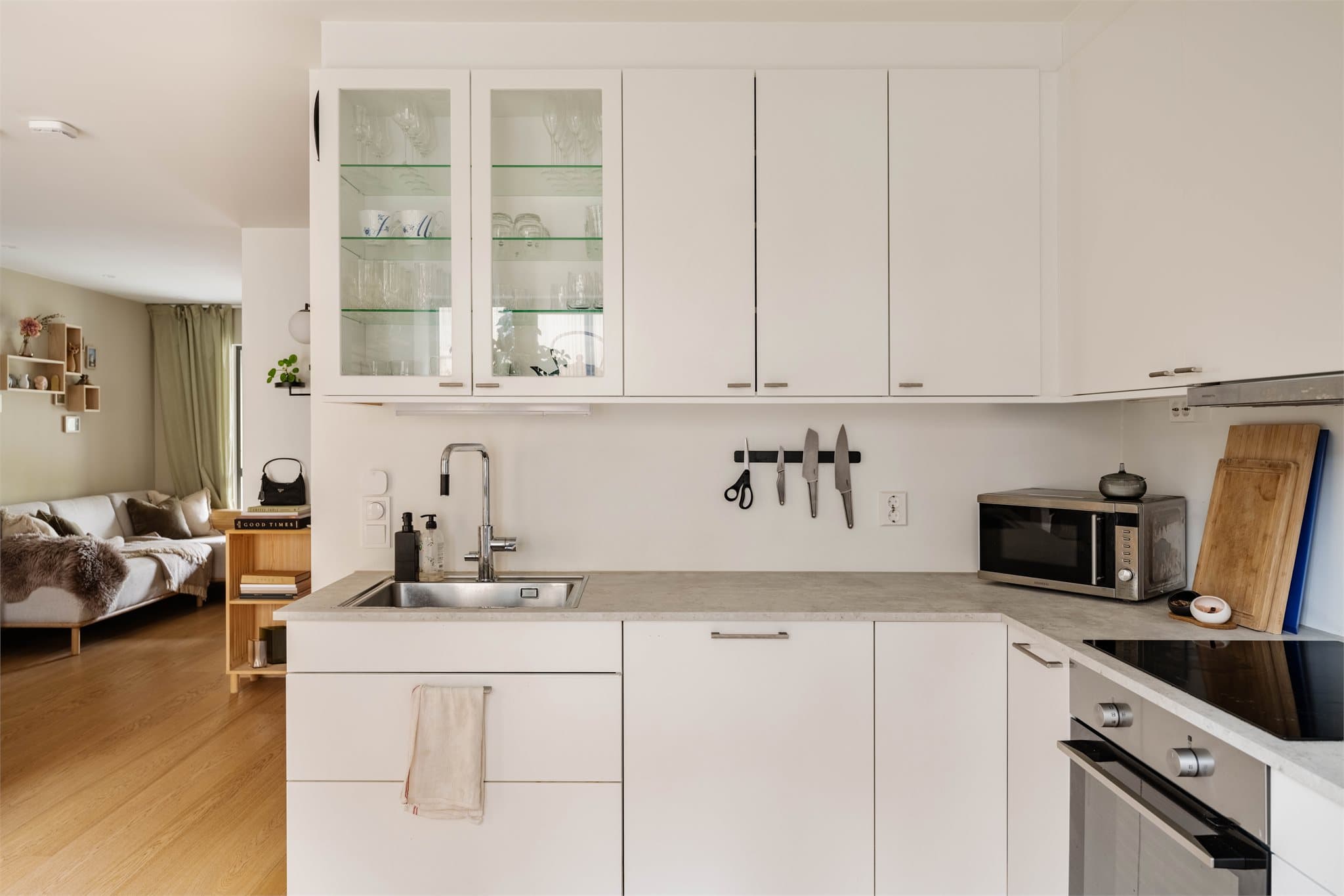Kjøkkenet er levert av Sigdal, og har glatte fronter med laminat benkeplate.