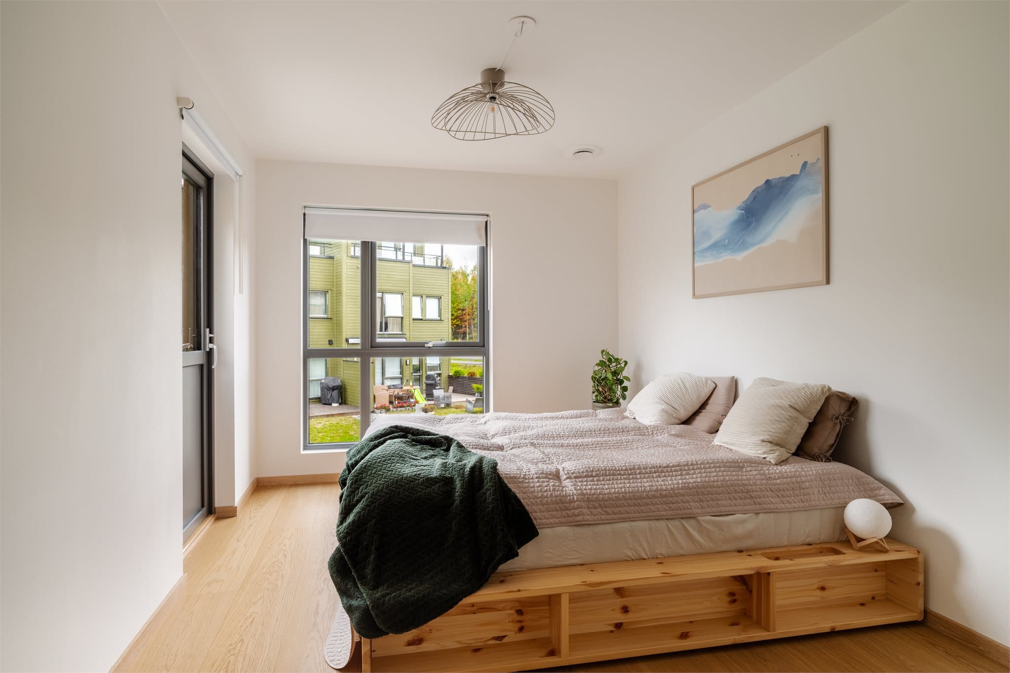 Romslig hovedsoverom med utgang til egen veranda.