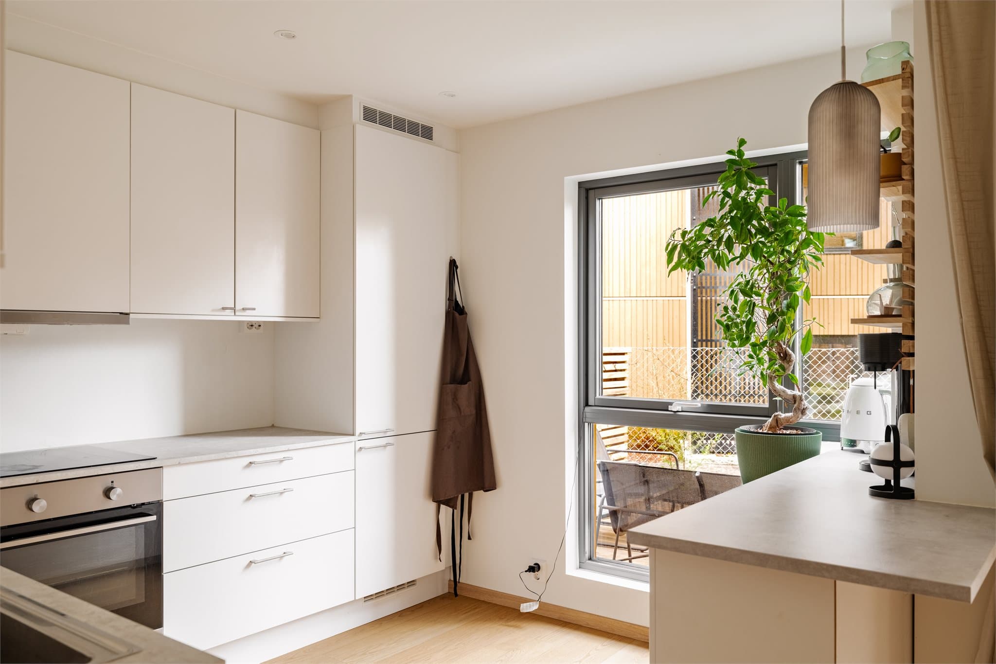 Moderne Sigdal-kjøkken med oppgraderte fronter og integrerte hvitevarer fra Electrolux.
