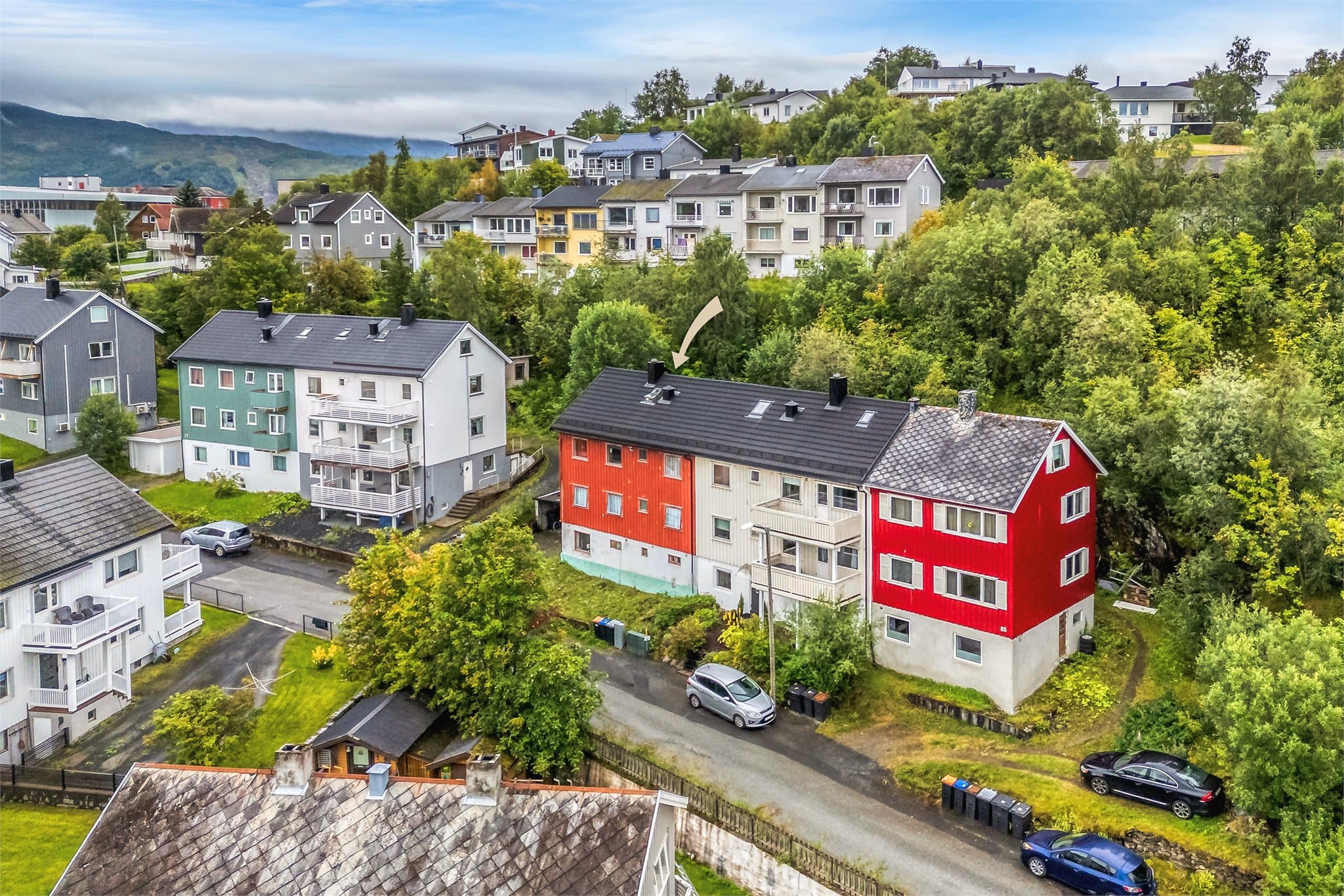 Innholdsrik tomannsbolig over fire plan med sentral beliggenhet og flott utsikt.