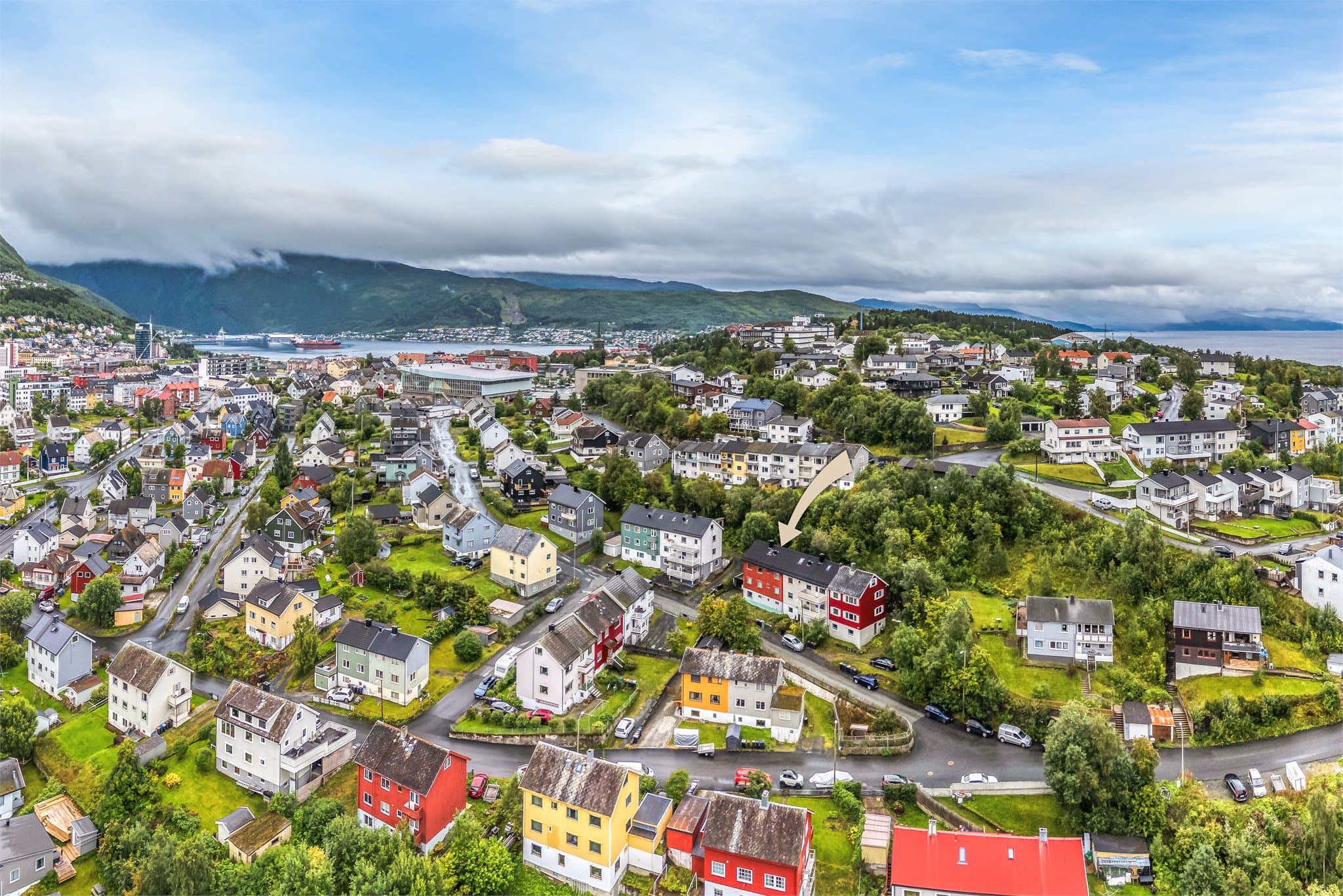 Oversiktlig plassering på Frydenlund med kort vei til både skoler og sentrum.