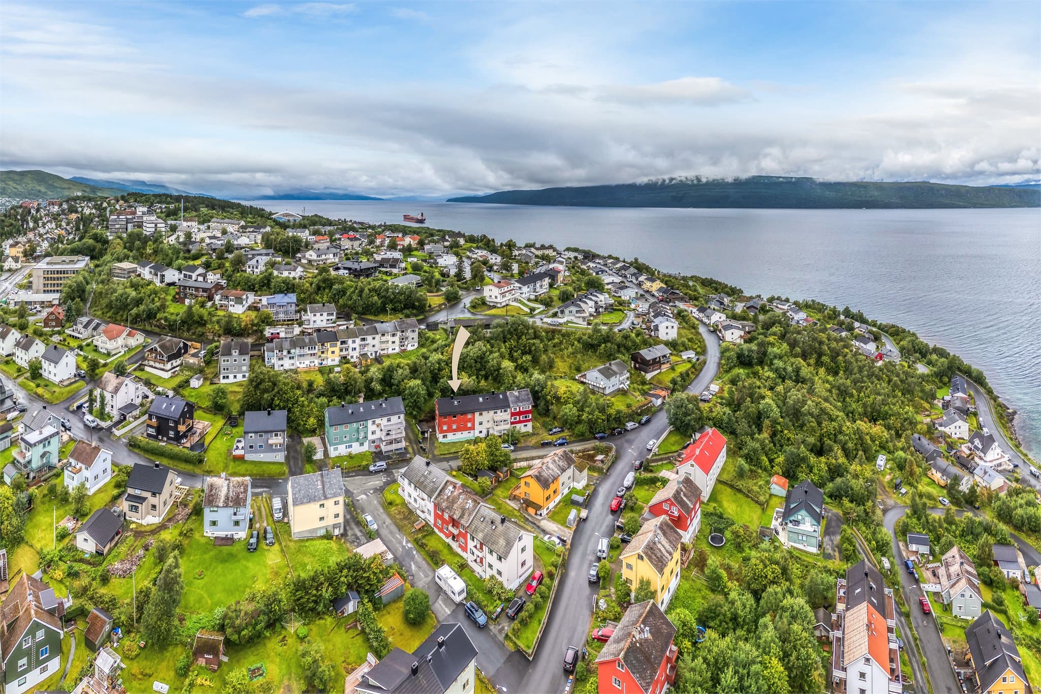 Flott beliggenhet med vidstrakt utsikt mot Ofotfjorden og fjellandskapet omkring.